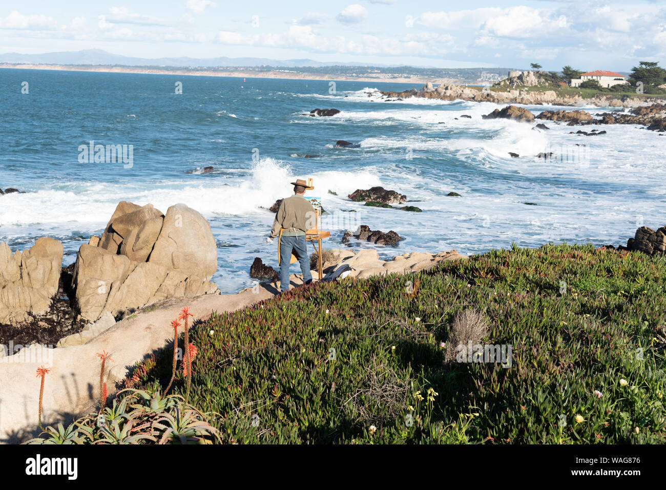 Artista paesaggio di pittura all'aria aperta sulle coste di Monterey Foto Stock