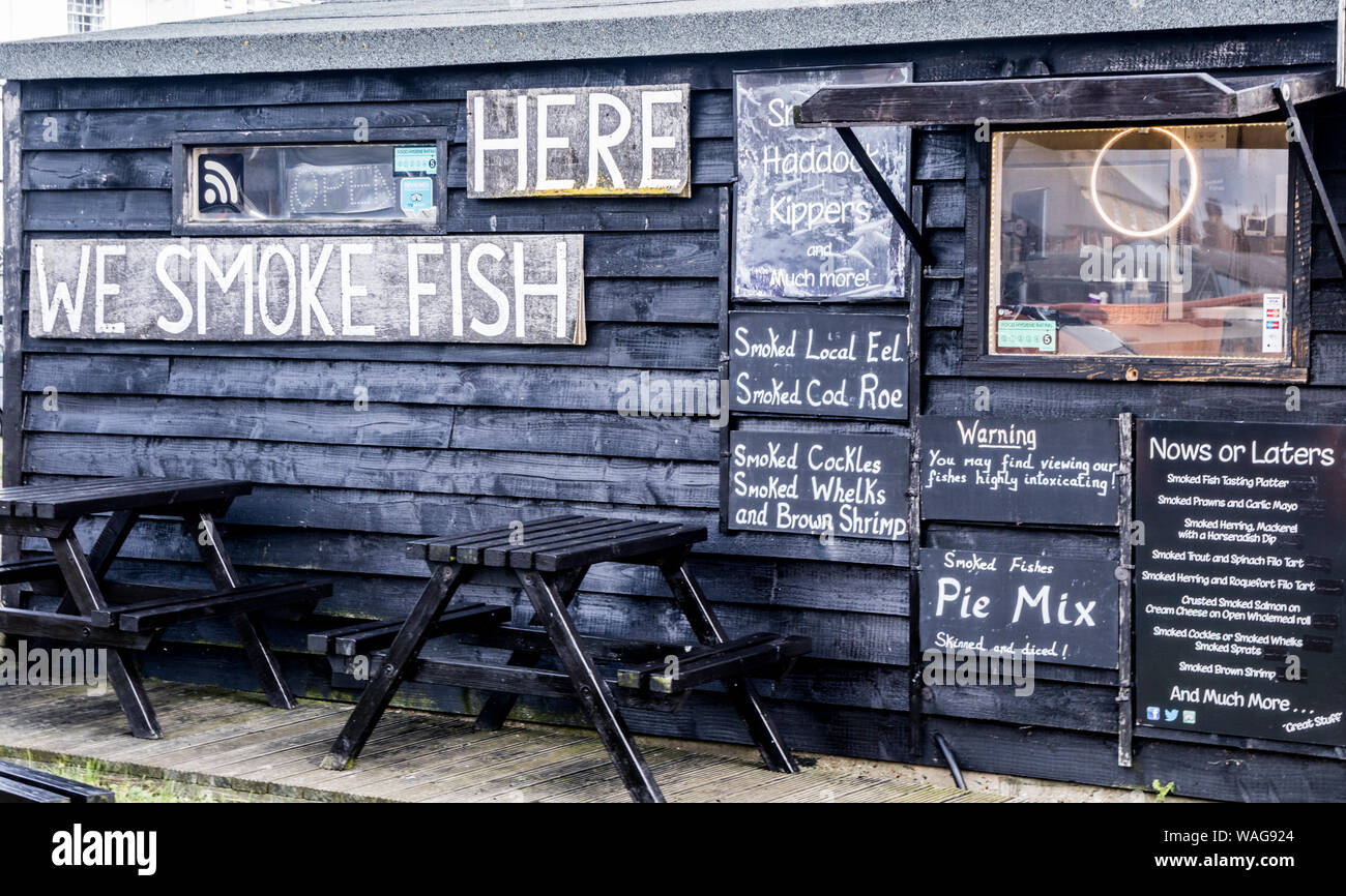 Il pesce fresco venduto sul lungomare di Aldeburgh, Suffolk, Inghilterra, Regno Unito Foto Stock