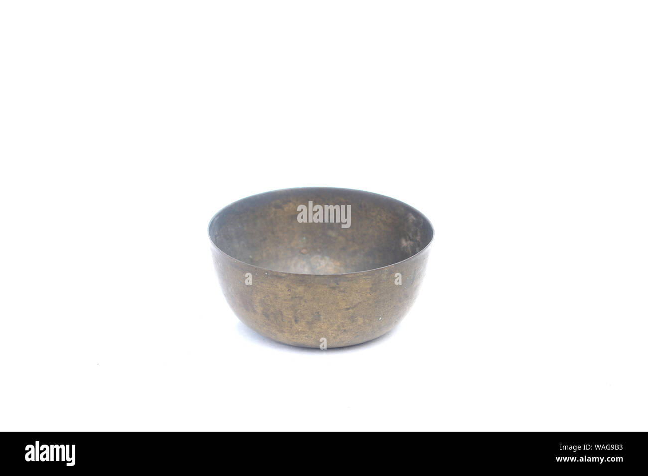 Ottone vintage sul recipiente isolato Foto Stock