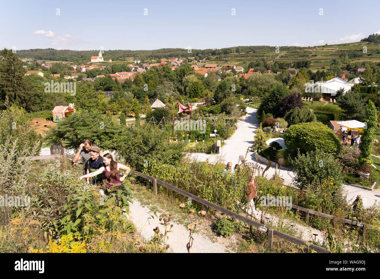 La vista su tutta Kittenberger Erlebnisgärten e visitatori sul Kräuterschnecke - un giardino di erbe conformata come una spirale di lumaca hill - in Austria Inferiore Foto Stock