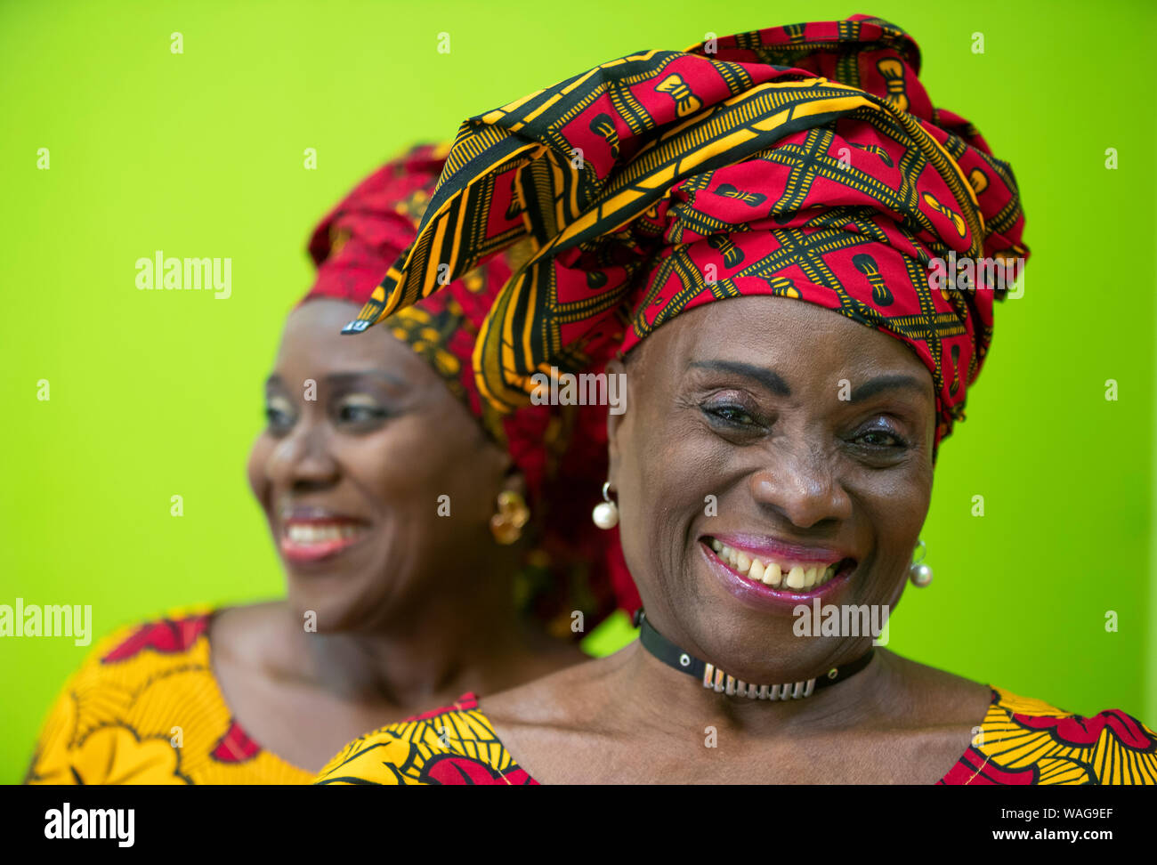 I Cast Members dall'Edinburgh International Festival show 'udire la Parola! Naija donna parlare True' durante un pop-up di prestazioni in Colleen Cultura Lounge, un Parrucchieri africani in Leith. Foto Stock