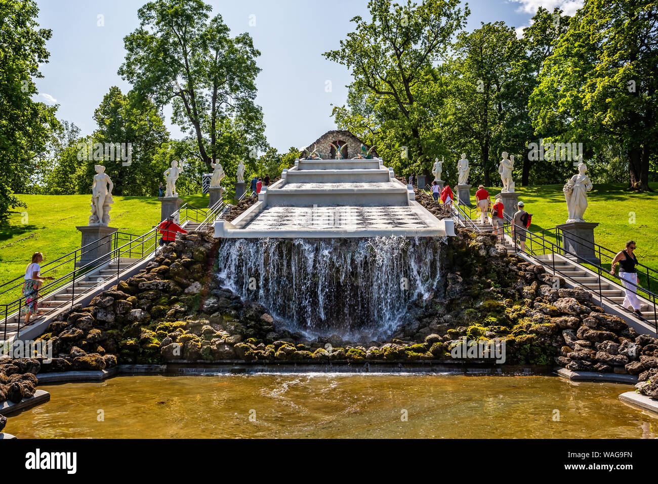 La scacchiera cascata cascata nel parco di Peterhof Palace a Petergof, San Pietroburgo, Russia il 22 Luglio 2019 Foto Stock