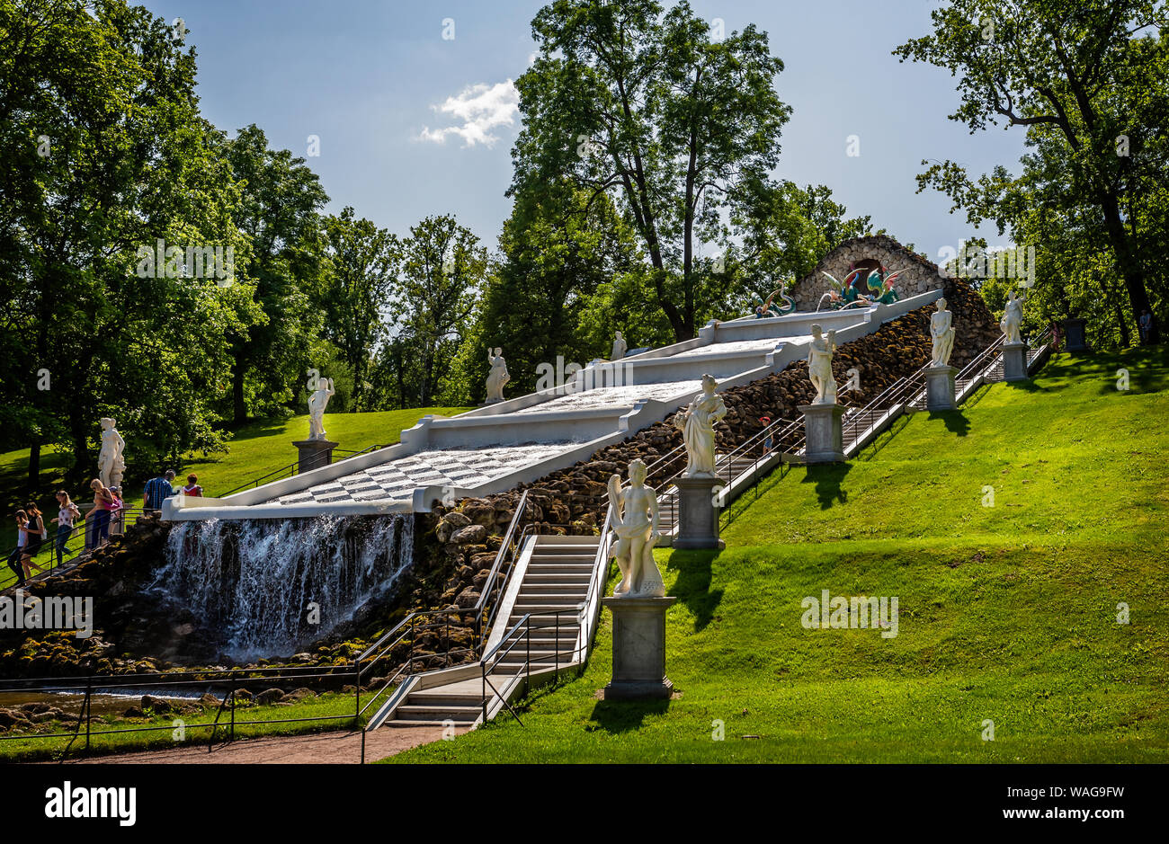 La scacchiera cascata cascata nel parco di Peterhof Palace a Petergof, San Pietroburgo, Russia il 22 Luglio 2019 Foto Stock