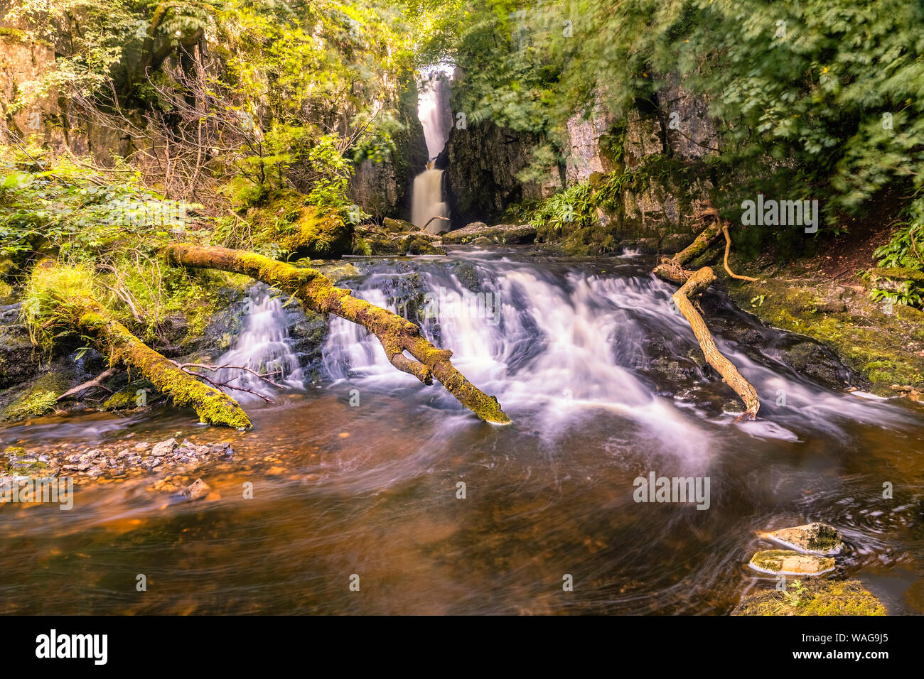 Forza Catrigg sopra Stainforth vigore nel Yorkshire Dales Foto Stock