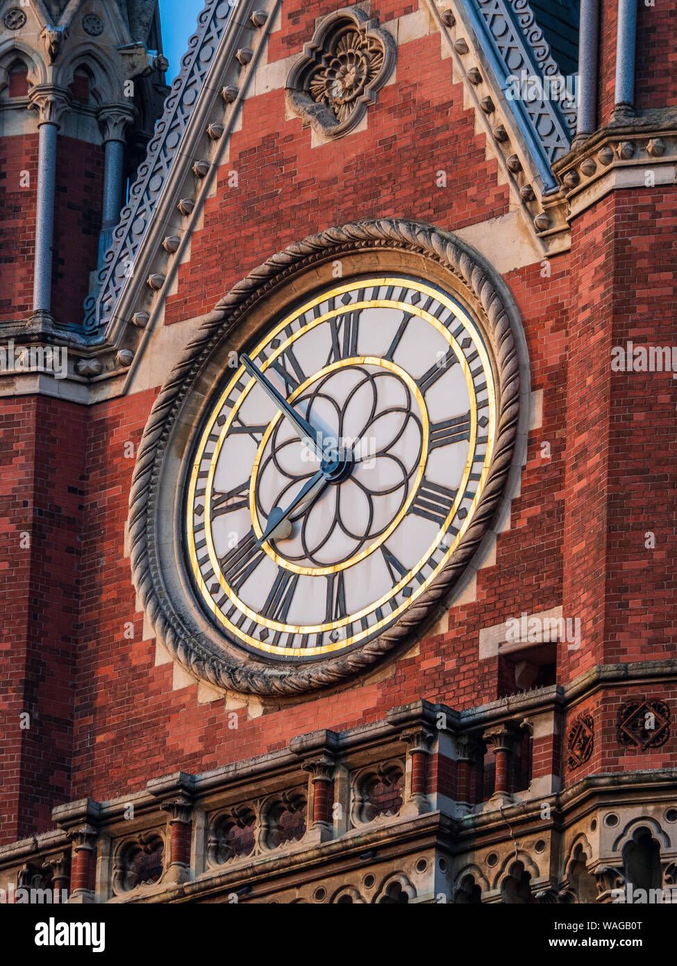 La stazione di St Pancras Londra Orologio - L'orologio su St Pancras Chambers, formerly The Midland Grand Hotel. 1873 - Architetto George Gilbert Scott Foto Stock