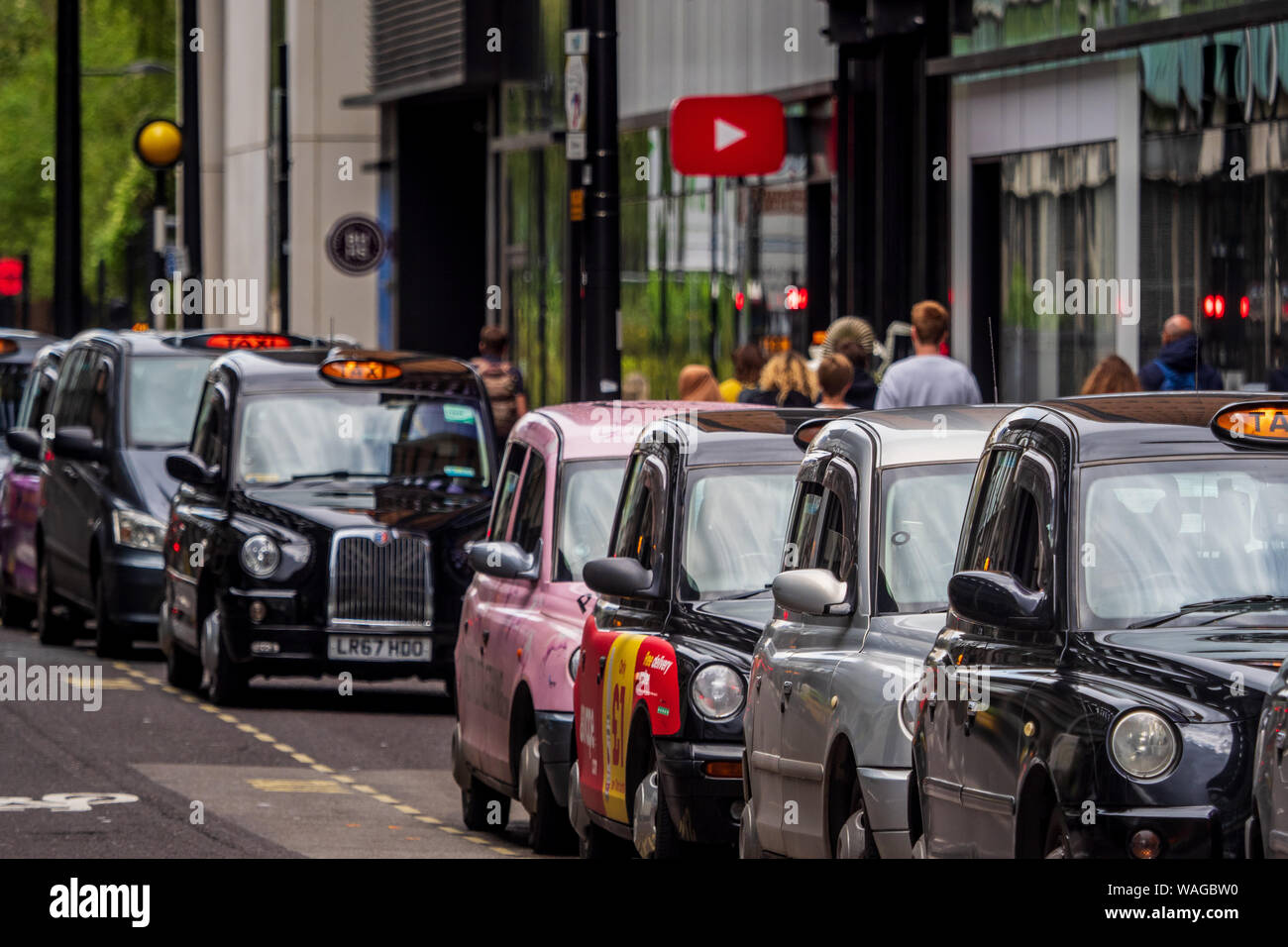 Londra Taxi, Taxi di Londra, London Taxi Coda, Londra Taxi linea. Black Cabs coda fuori il Google e YouTube uffici su Pancras Road Londra Foto Stock