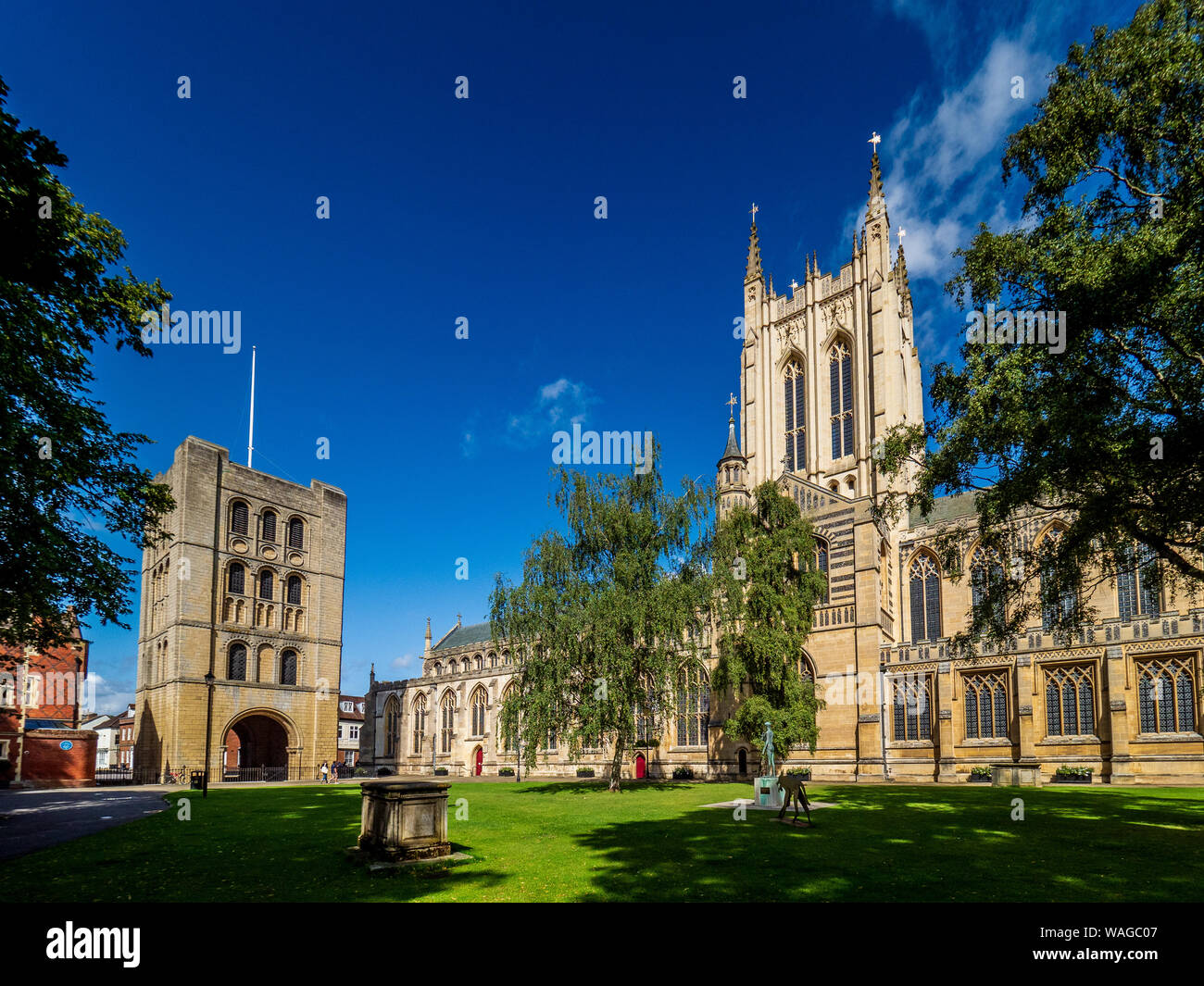 Cattedrale di St Edmundsbury e Torre Normanna del XII secolo, Bury St Edmunds. xi secolo. Ricostruita 12 ° e 16 ° secolo, divenne una cattedrale 1914 Foto Stock