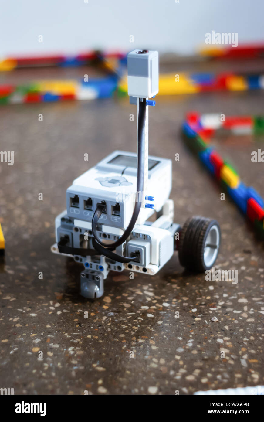 Perm, Russia - 19 Febbraio 2019: piccoli real robot programmabile su ruote si muove attraverso un labirinto artificiale, soft focus Foto Stock