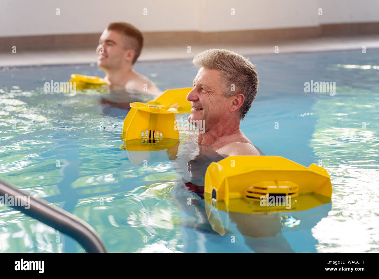 Persone in piscina durante la ginnastica in acqua la fisioterapia Foto Stock