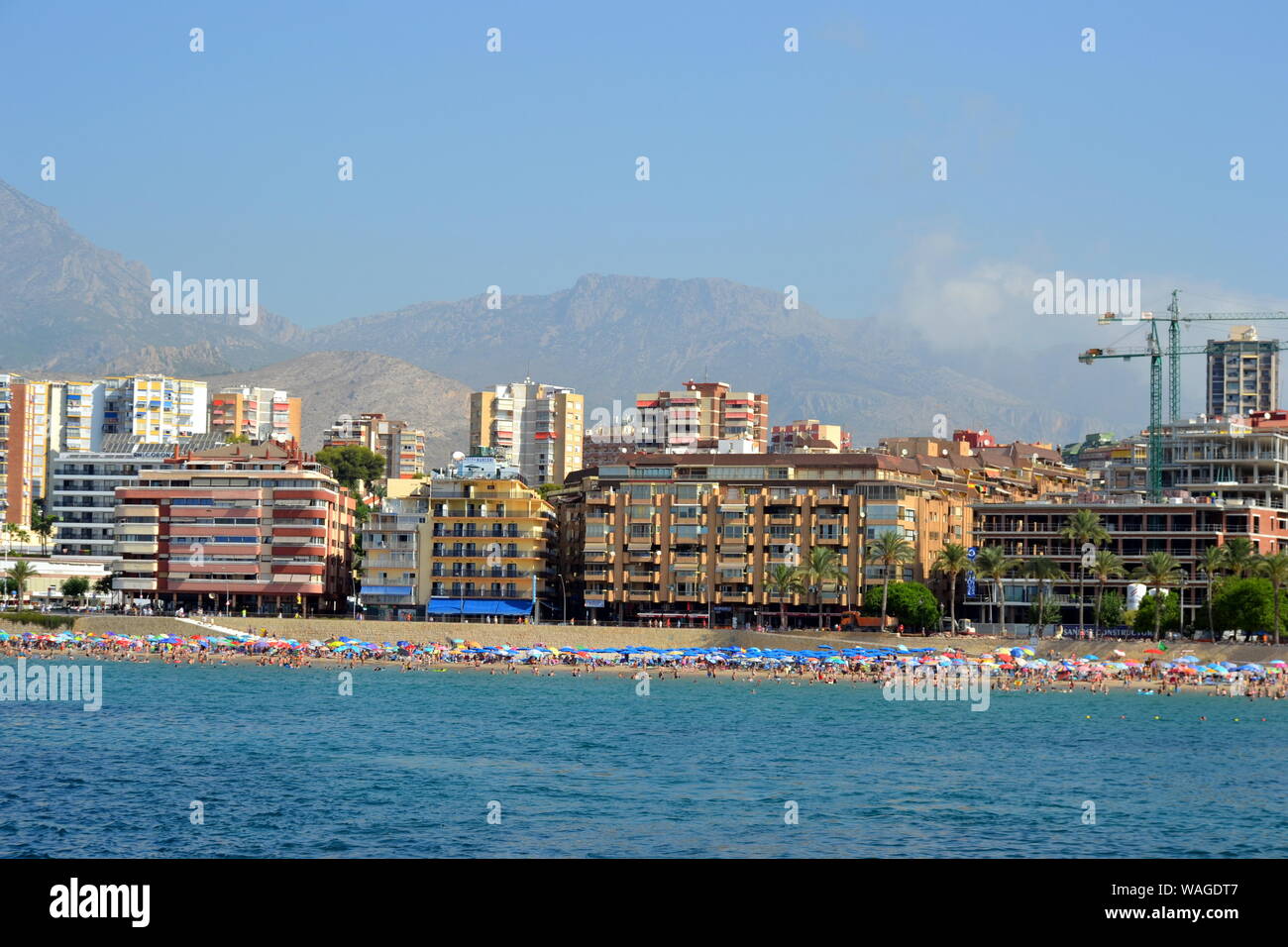 Sunny vista panoramica sulla città di Benidorm con Lungomare Mediterraneo di Alicante di Spagna Foto Stock