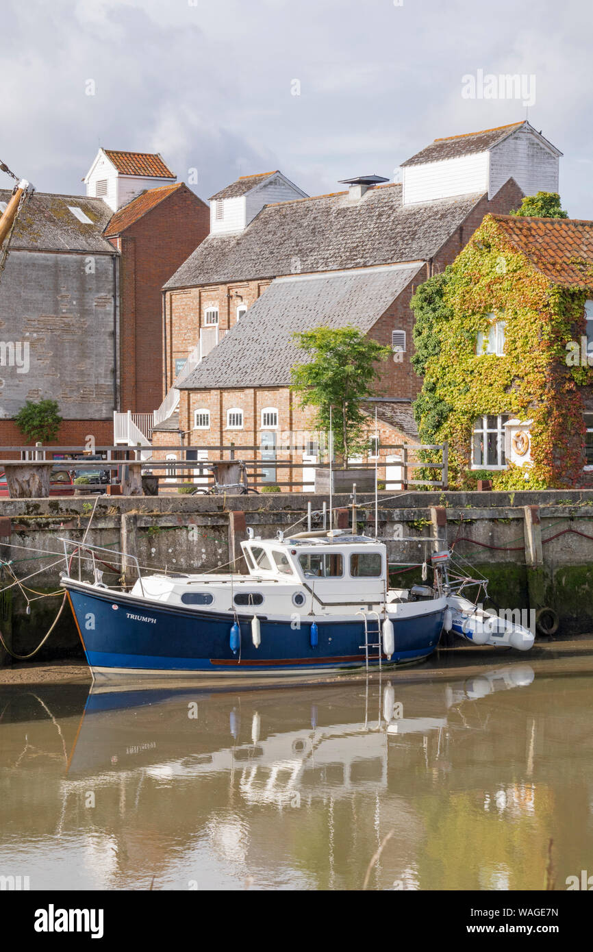 Barche ormeggiate sul fiume Alde a Snape Maltings sulle rive del fiume Alde a Snape, sulla costa di Suffolk, Suffolk, Inghilterra, Regno Unito Foto Stock