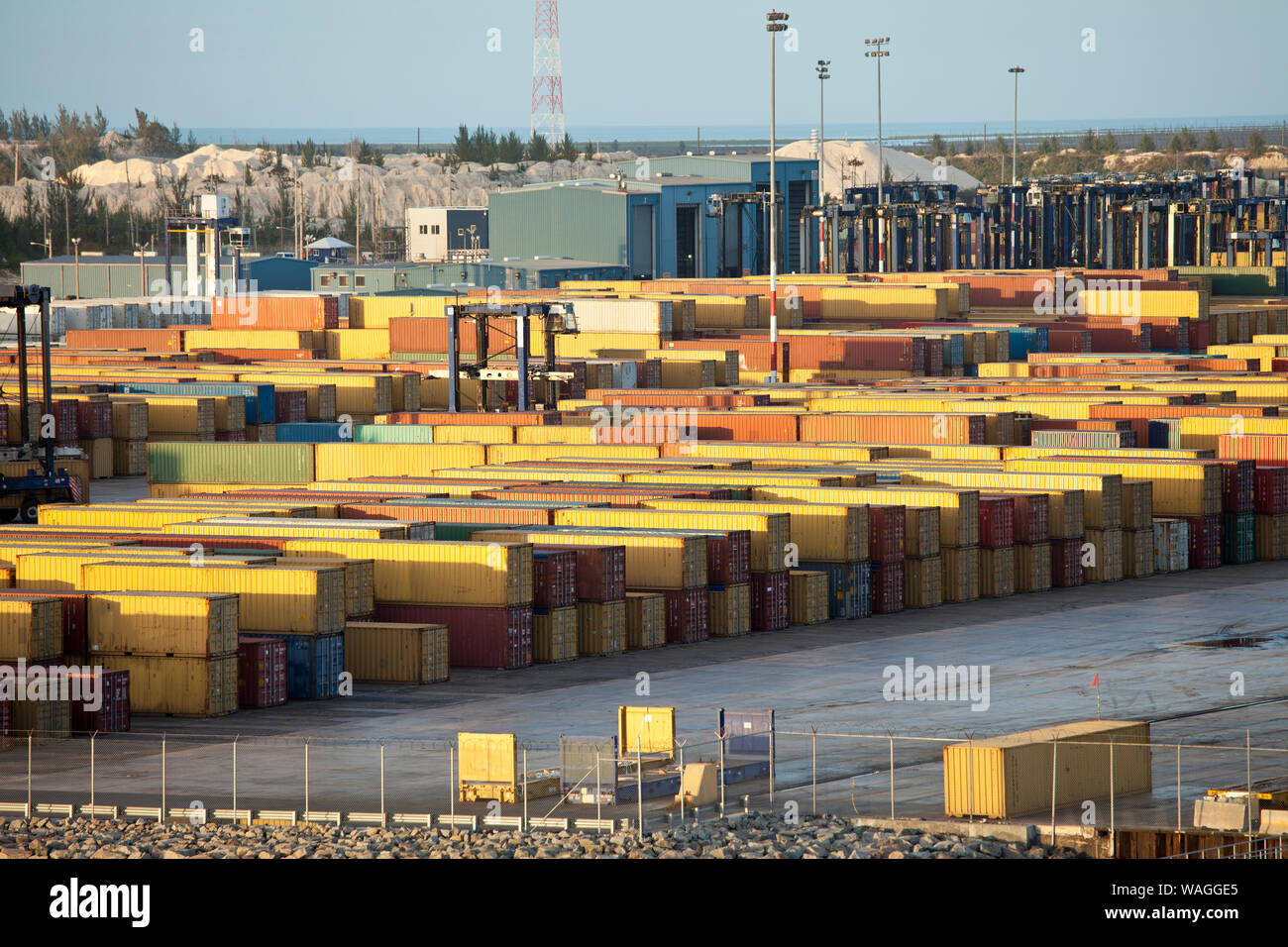 Spedizione internazionale cortile pieno di container di spedizione in Freeport, Bahamas. Tutti i marchi e i loghi sono stati rimossi. Foto Stock