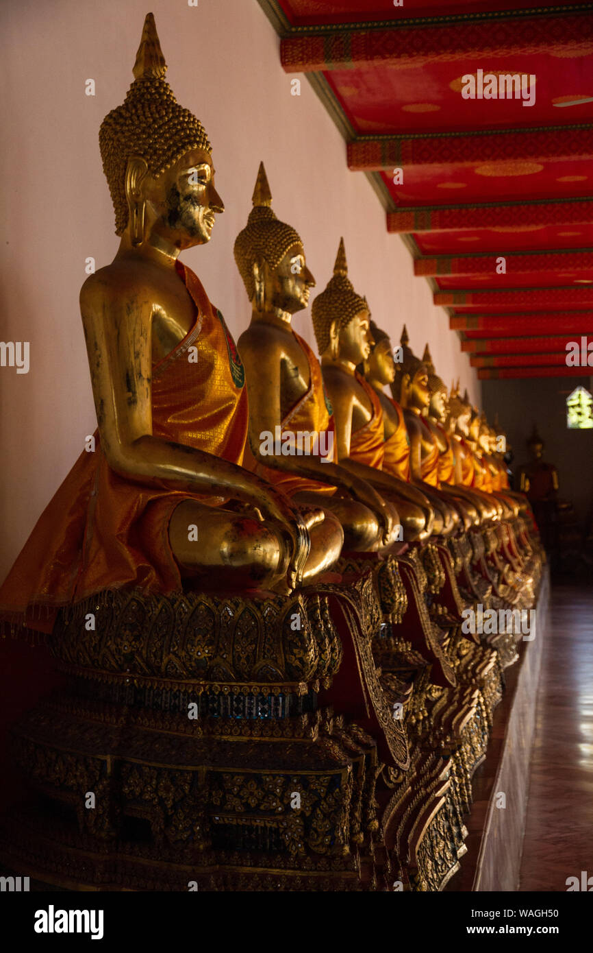 Più Buddha statue dorate, Bankgkok, Thailandia Foto Stock