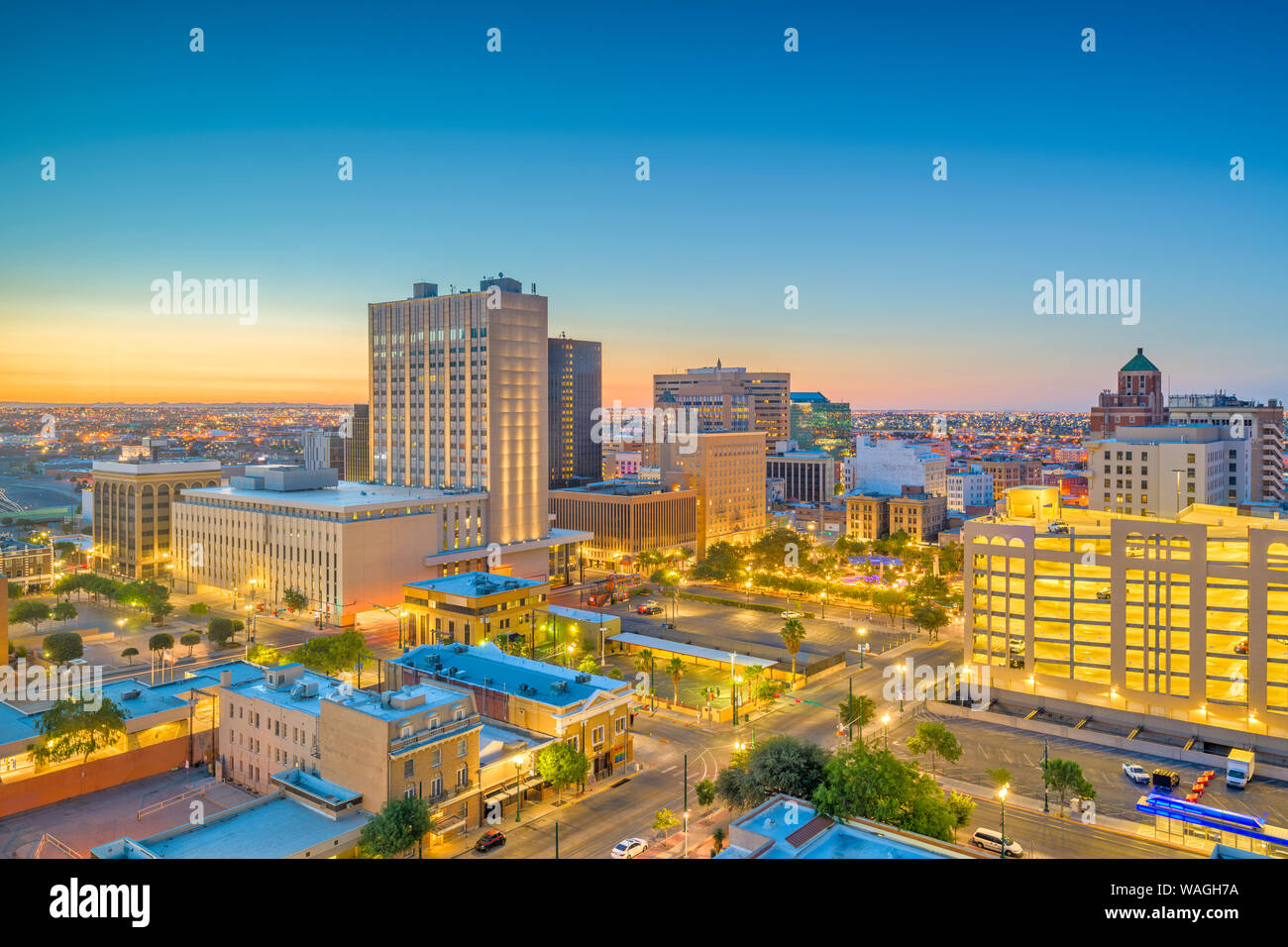 El Paso, Texas, Stati Uniti d'America downtown skyline della citta' al tramonto con Juarez, Messico nella distanza. Foto Stock