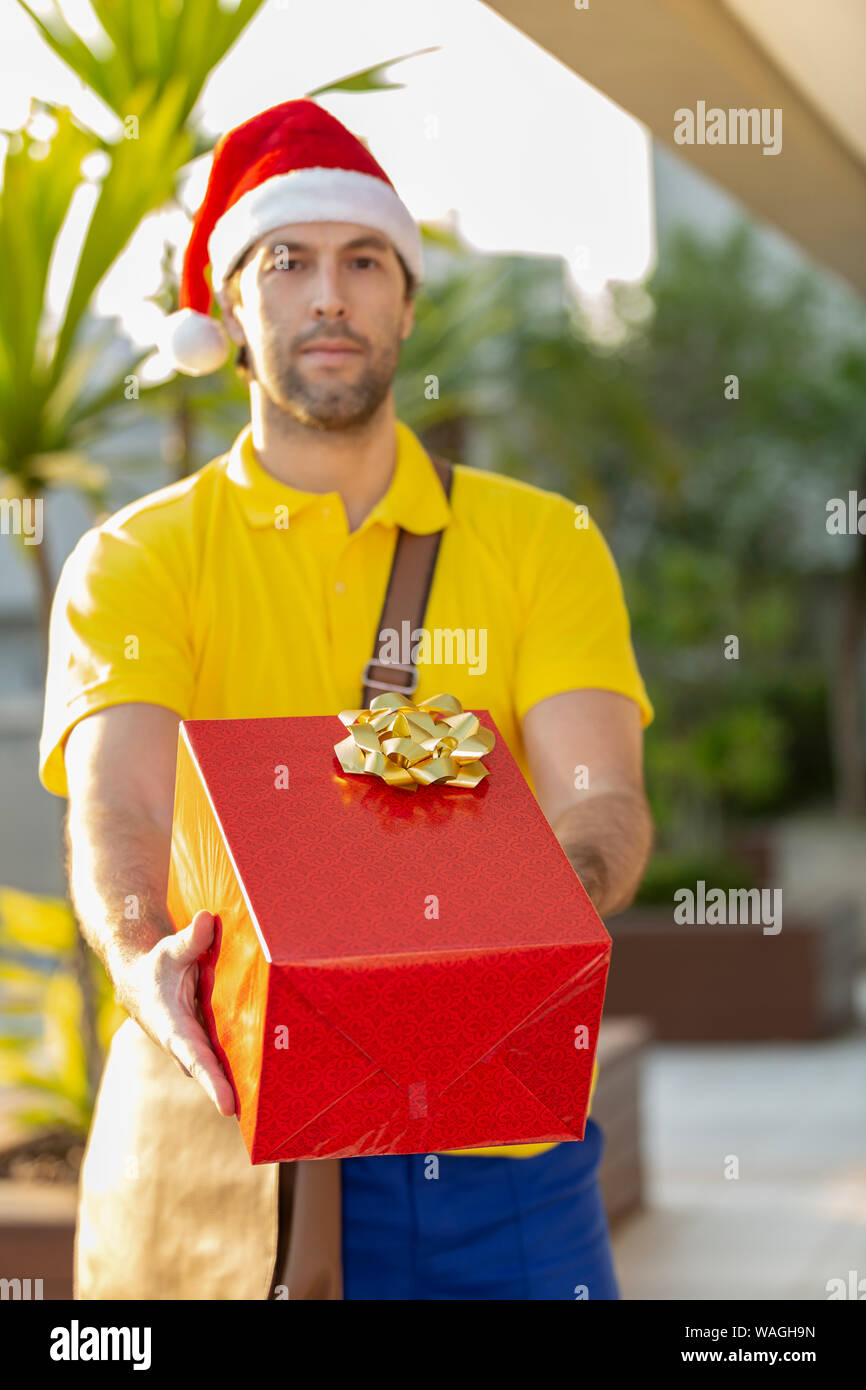 Il brasiliano mailman vestiti da Babbo Natale offrendo un dono. Acquisto  online di essere consegnato Foto stock - Alamy