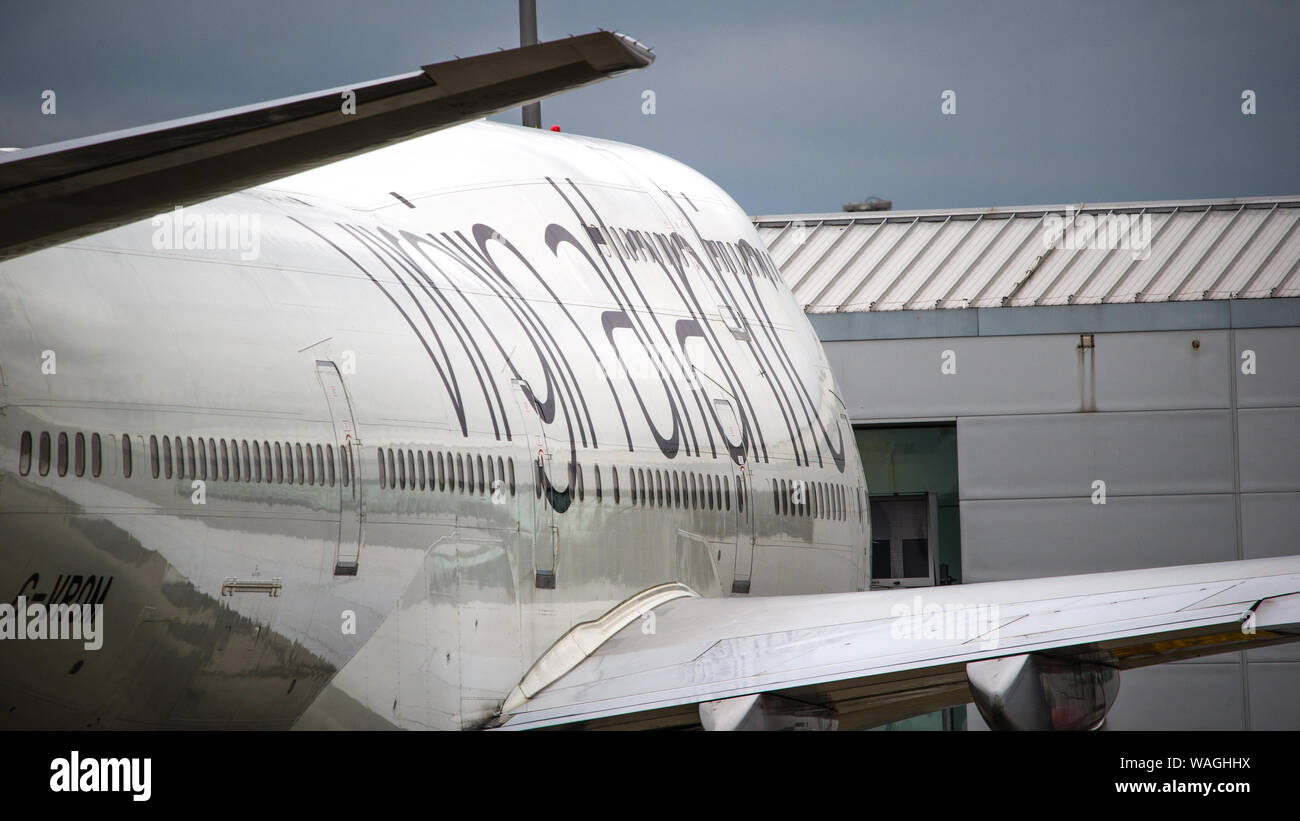 Glasgow, Regno Unito. Il 26 aprile 2019. Virgin Atlantic Boeing 747-400 (reg G-VROM) visto uscire dall'Aeroporto Internazionale di Glasgow per la Florida. La Virgin Holidays operare un servizio speciale da Glasgow ogni estate per accogliere il volume elevato di turisti scozzesi che cercano il sole della Florida. Nota: Questo velivolo è stato anche coinvolto in un grave incidente il 29 dicembre 2014 come volo VS43 Boeing 747-400 G-VROM ha effettuato un atterraggio di emergenza a Londra, Gatwick Airport. VS43 era in rotta a Las Vegas (LAS) quando i piloti è venuta a conoscenza di un atterraggio problema che coinvolge la destra del sottocarro. Co Foto Stock