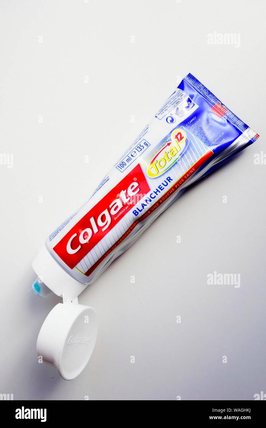 Tubo di Dentifricio Colgate, versione europea, su sfondo bianco Foto stock  - Alamy