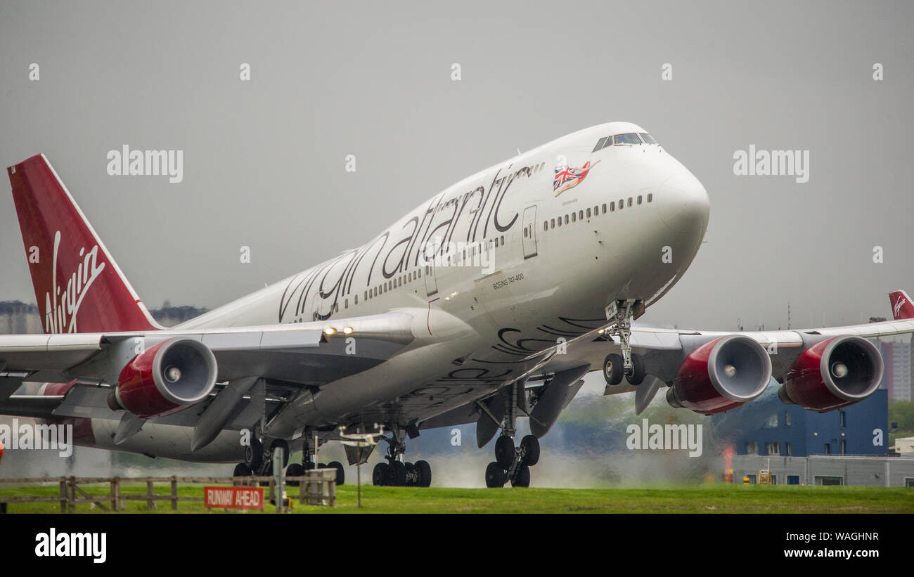 Glasgow, Regno Unito. Il 26 aprile 2019. Virgin Atlantic Boeing 747-400 (reg G-VROM) visto uscire dall'Aeroporto Internazionale di Glasgow per la Florida. La Virgin Holidays operare un servizio speciale da Glasgow ogni estate per accogliere il volume elevato di turisti scozzesi che cercano il sole della Florida. Nota: Questo velivolo è stato anche coinvolto in un grave incidente il 29 dicembre 2014 come volo VS43 Boeing 747-400 G-VROM ha effettuato un atterraggio di emergenza a Londra, Gatwick Airport. VS43 era in rotta a Las Vegas (LAS) quando i piloti è venuta a conoscenza di un atterraggio problema che coinvolge la destra del sottocarro. Co Foto Stock