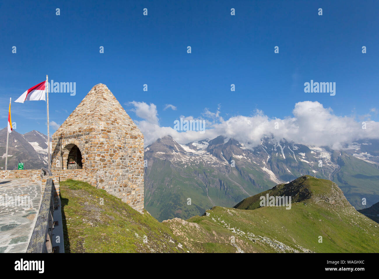 Un monumento al mountain pass Fuscher Törl / Fuscher Toerl (2428 m), strada panoramica nel Parco Nazionale Hohe Tauern / Alti Tauri NP, Salisburgo, Austria Foto Stock