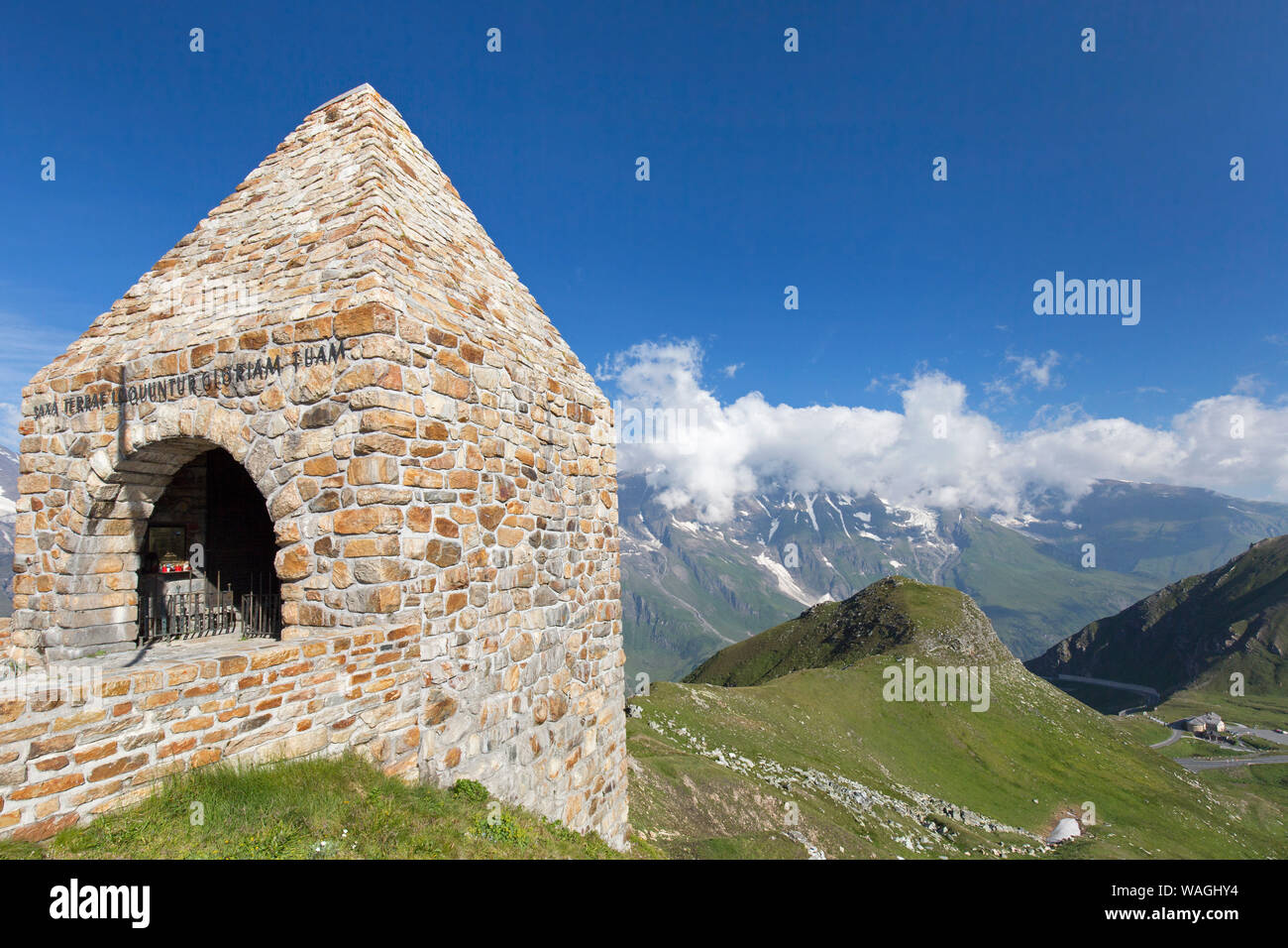 Un monumento al mountain pass Fuscher Törl / Fuscher Toerl (2428 m), strada panoramica nel Parco Nazionale Hohe Tauern / Alti Tauri NP, Salisburgo, Austria Foto Stock