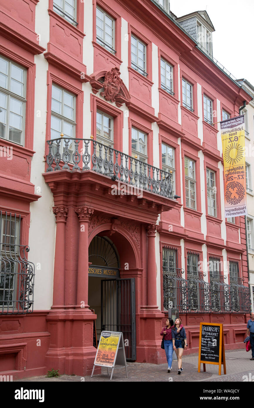 Le persone al di fuori del Museo Kurpfalzisches; Heidelberg Germania Foto Stock