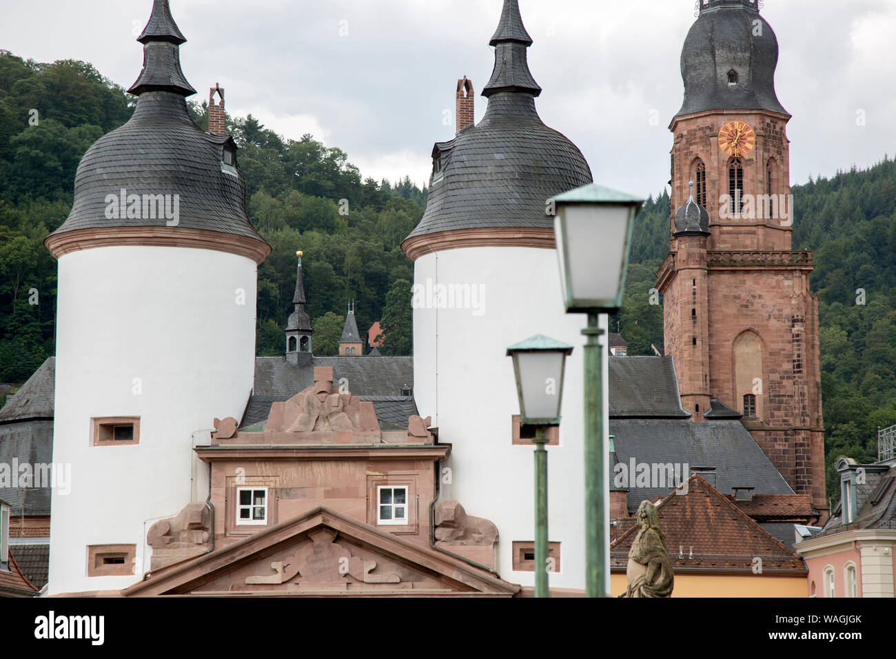 Torre del Ponte - Bruckentor con il Museo della chiesa dello Spirito Santo, Heidelberg, Germania Foto Stock