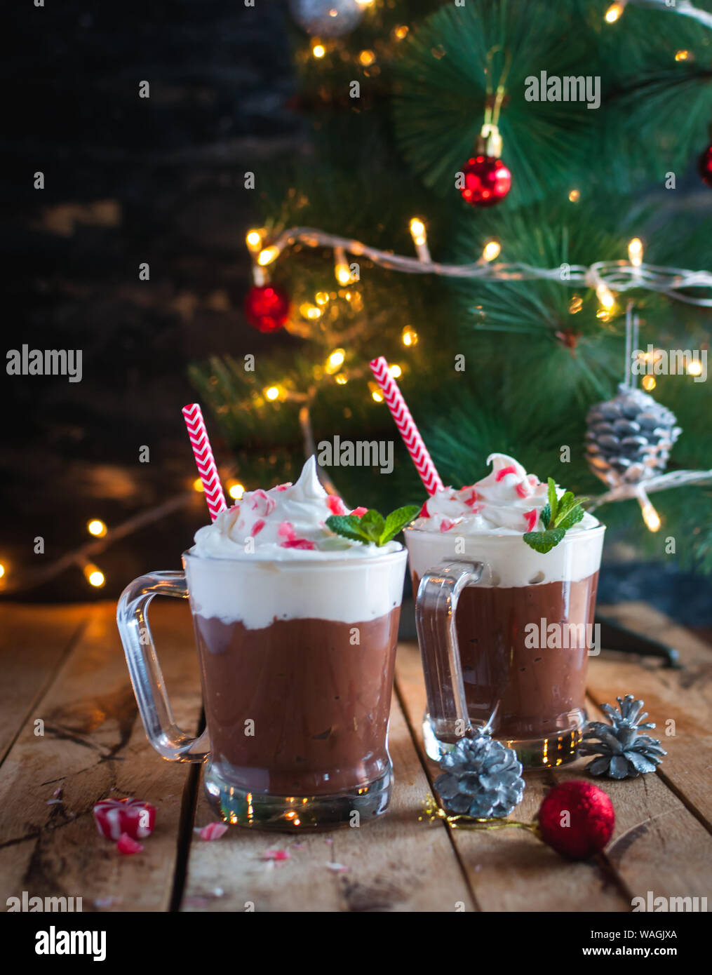 Il Natale di menta cioccolato caldo su sfondo di legno Foto Stock