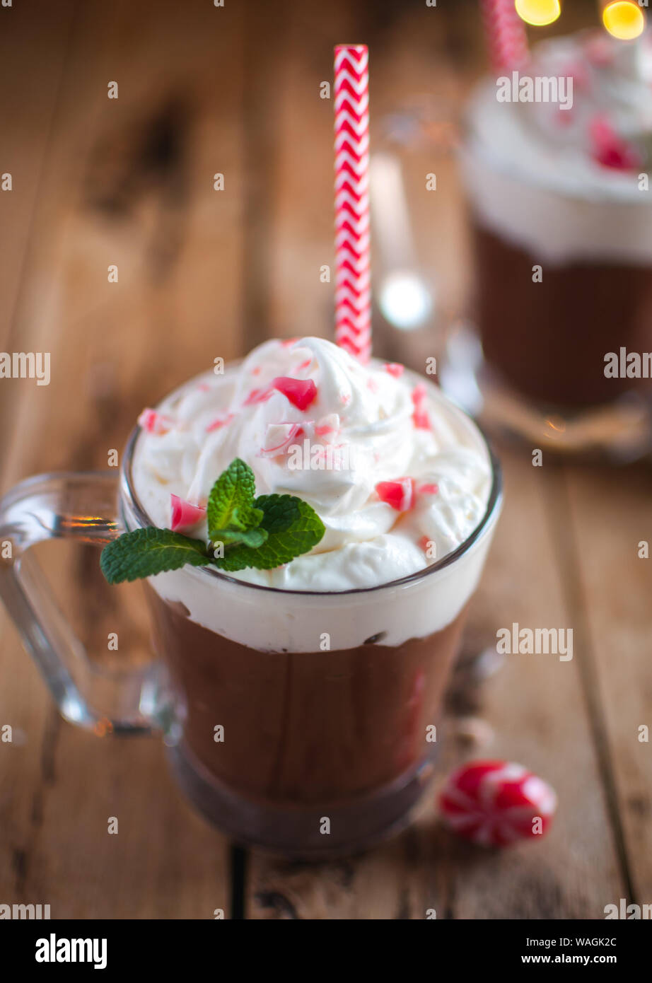 Close-up di Natale di menta cioccolato caldo su sfondo di legno Foto Stock