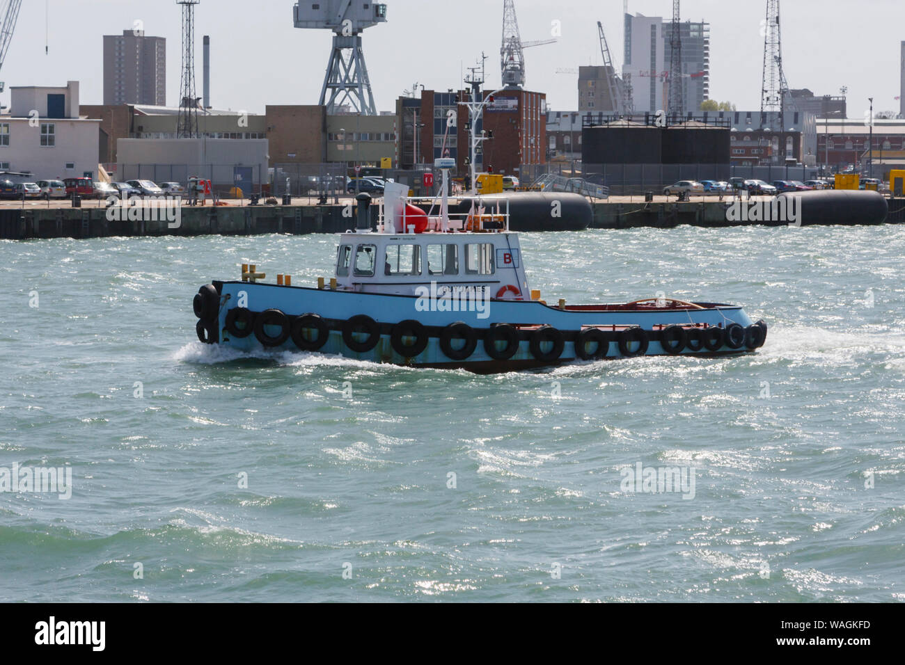 Il rimorchiatore Guy James in corso in Portsmouth Porto durante il 2008 Foto Stock