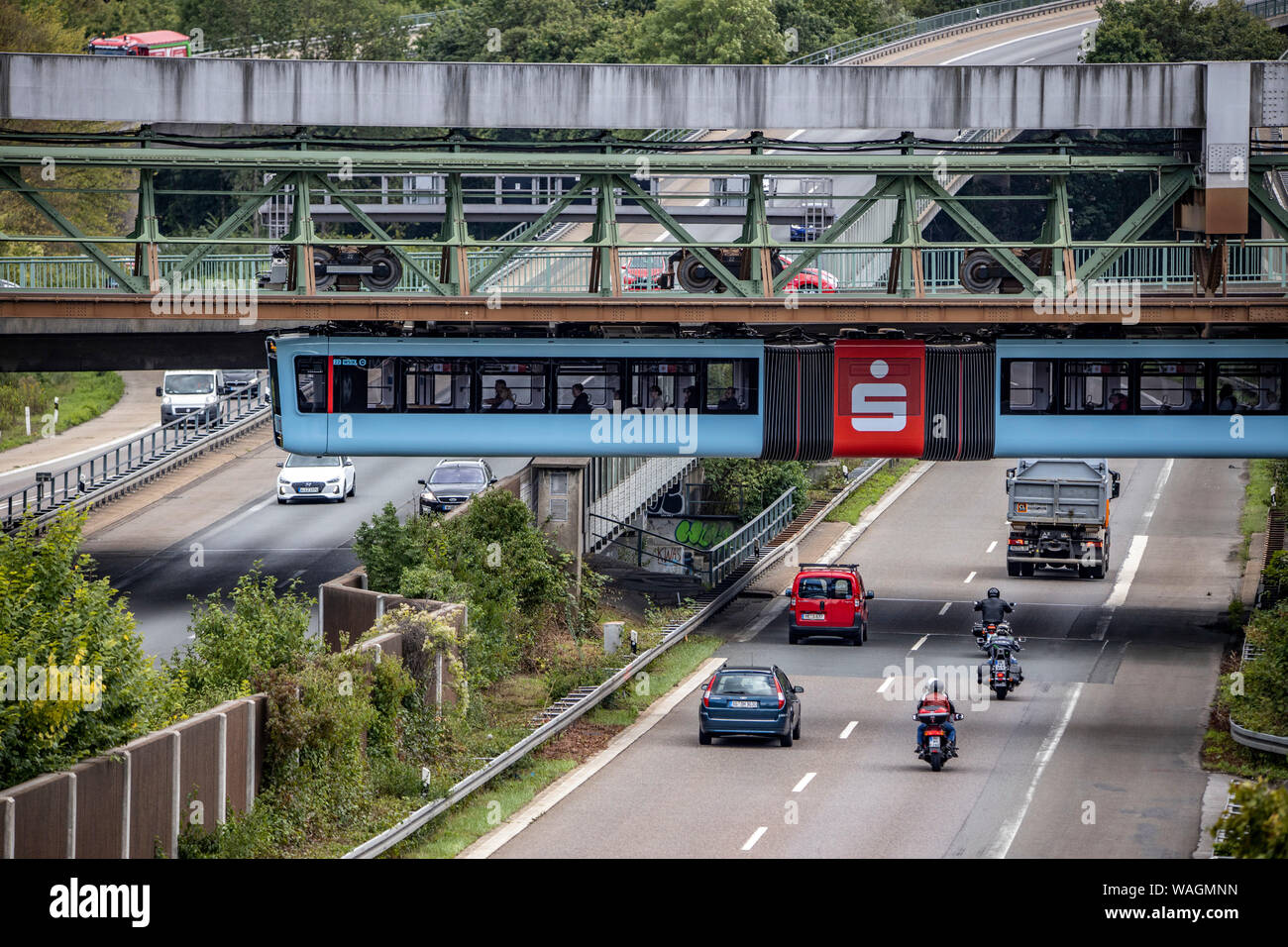 Il Wuppertal ferroviaria di sospensione, treno di ultima generazione 15, attraversando l'autostrada A46, l'autostrada, Wuppertal, Germania Foto Stock