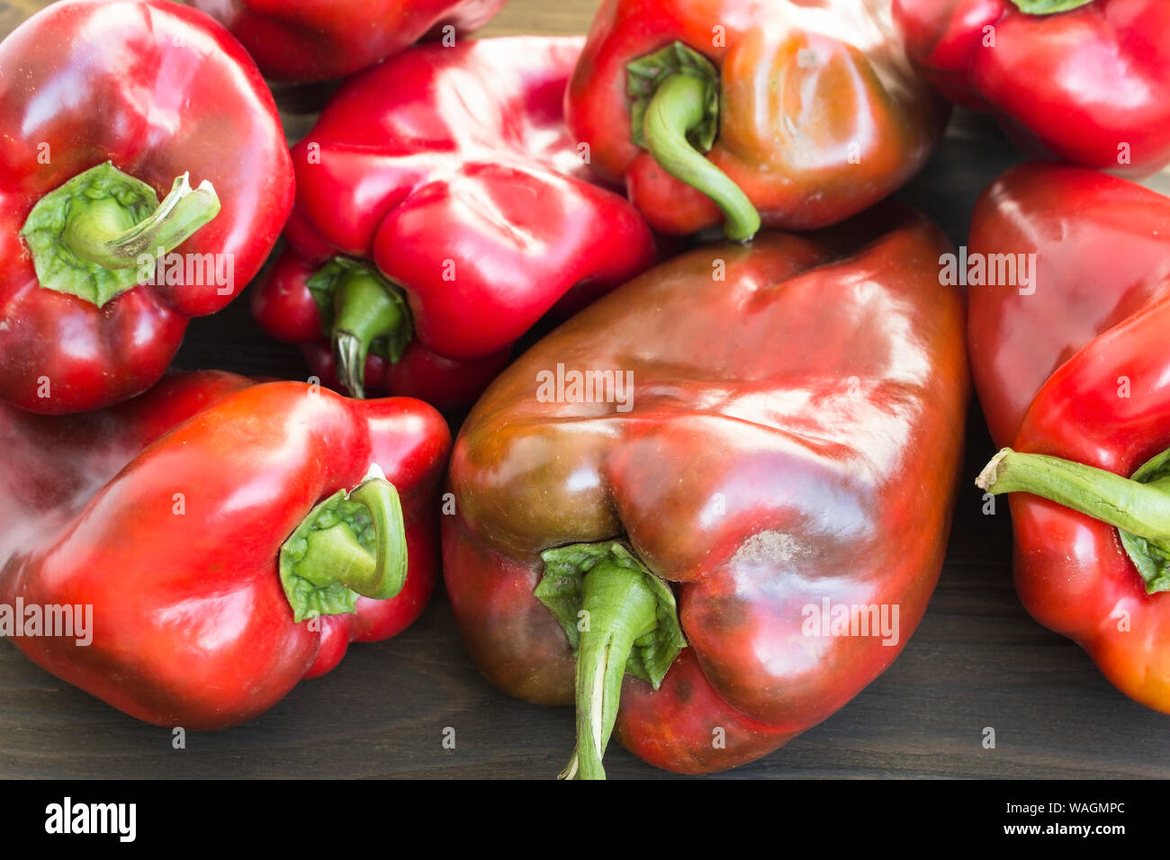 Peperoni rossi Closeup sul tavolo. Foto Stock