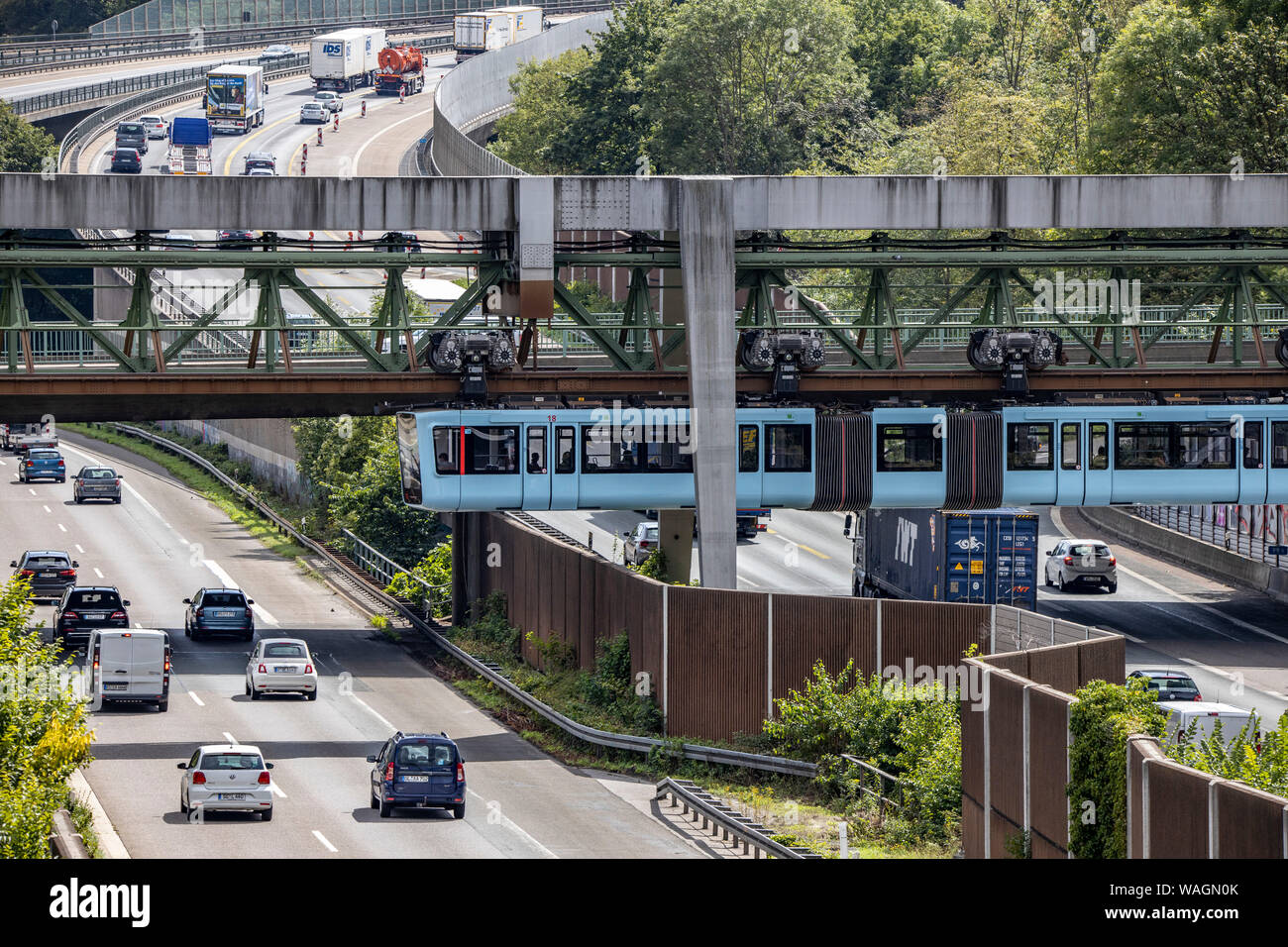 Il Wuppertal ferroviaria di sospensione, treno di ultima generazione 15, attraversando l'autostrada A46, l'autostrada, Wuppertal, Germania Foto Stock