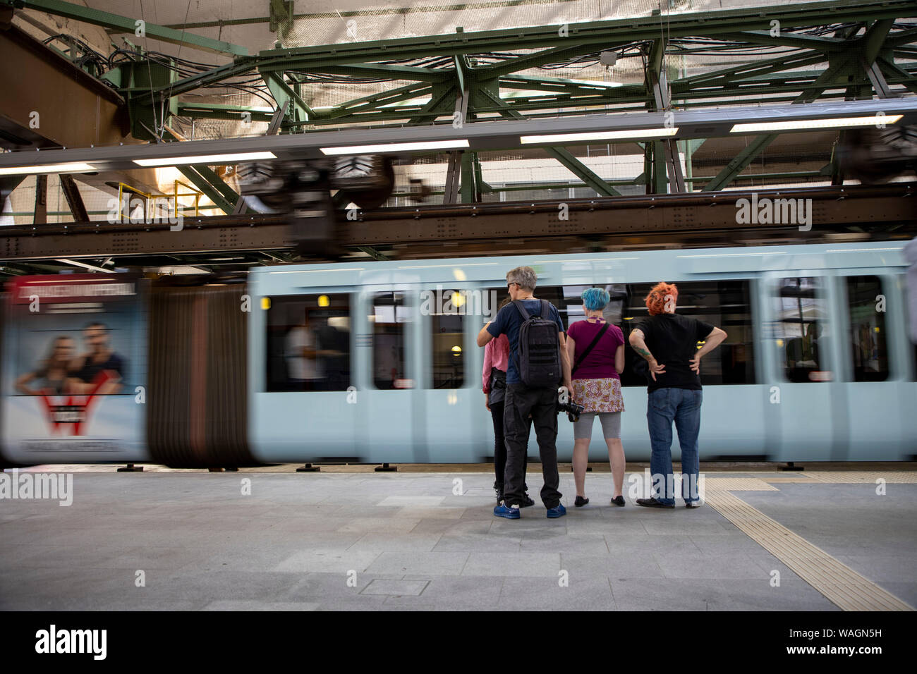 Il Wuppertal ferroviaria di sospensione, treno di ultima generazione 15, Wuppertal, Germania stazione Hauptbahnhof, Foto Stock