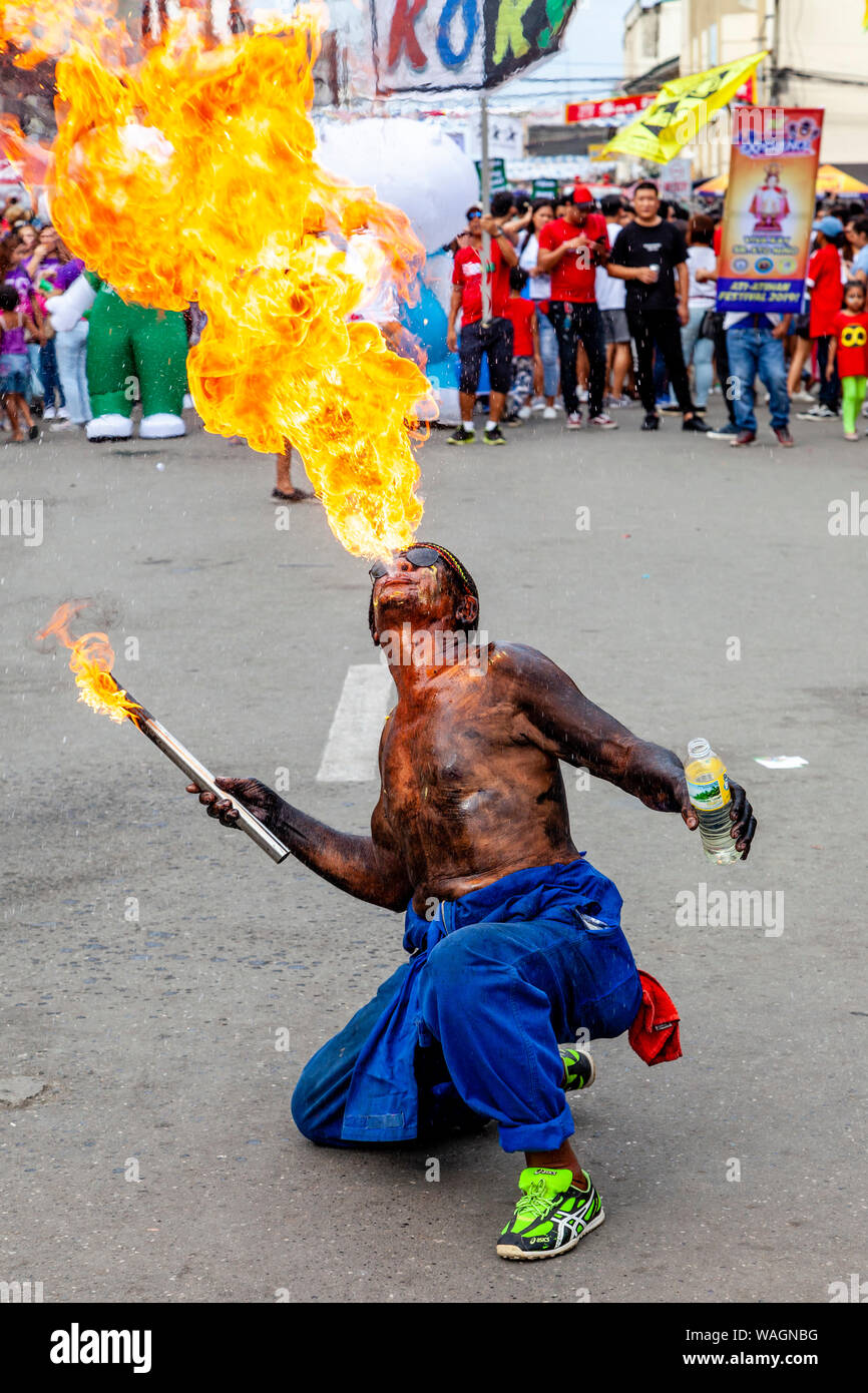 Un incendio lo sfiato esegue in strada durante il Festival Ati-Atihan, Kalibo, Panay Island, Aklan Provincia delle Filippine. Foto Stock