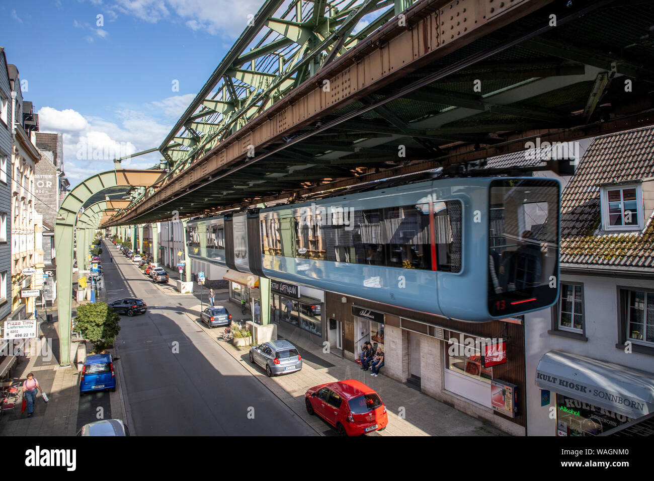 Il Wuppertal ferroviaria di sospensione, treno di ultima generazione 15, Wuppertal, Germania Sonnborner Strasse, Street, Foto Stock