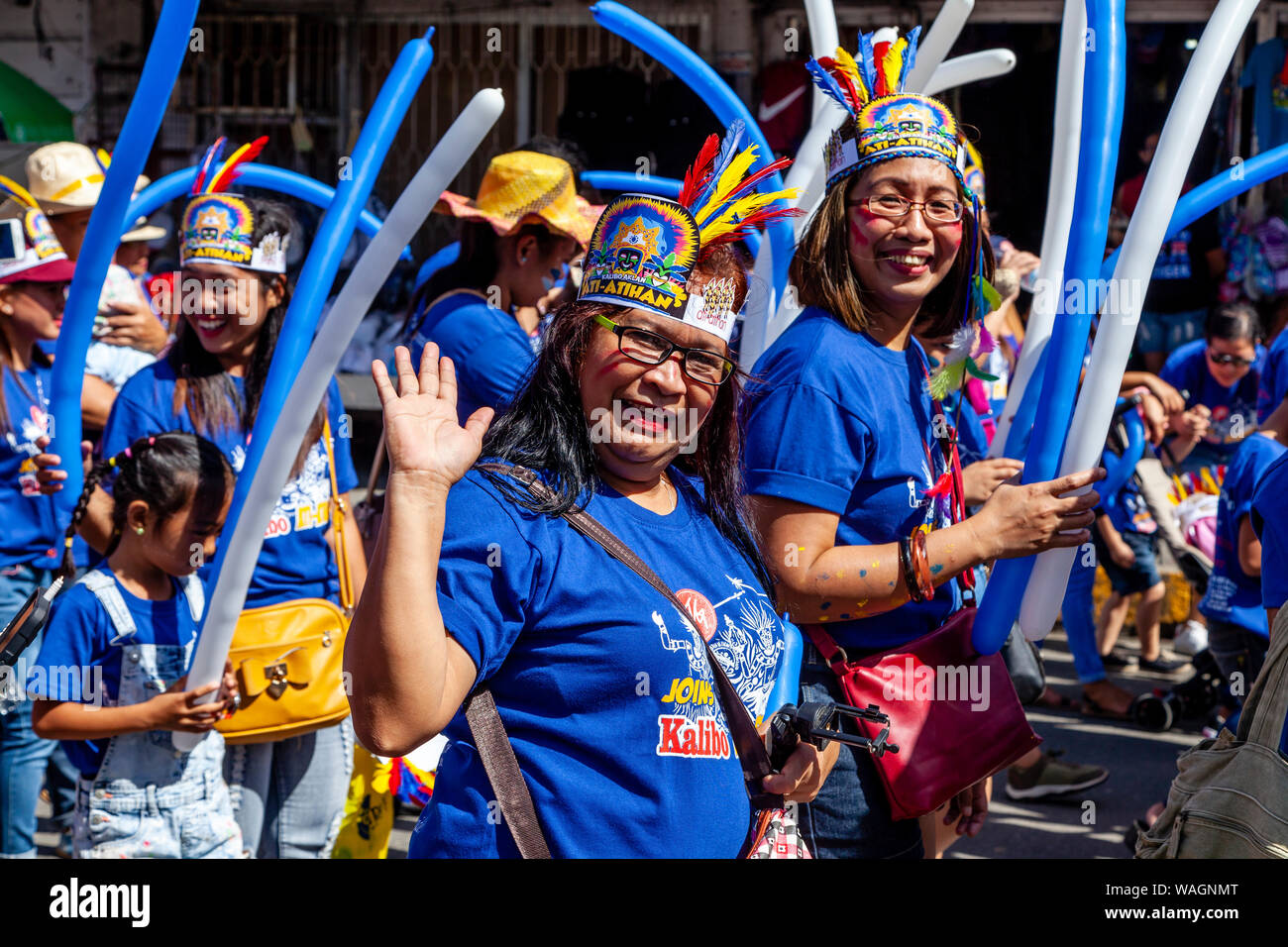 Local popolo filippino a prendere parte in una Street Parade durante il Festival Ati-Atihan, Kalibo, Panay Island, Aklan Provincia delle Filippine. Foto Stock