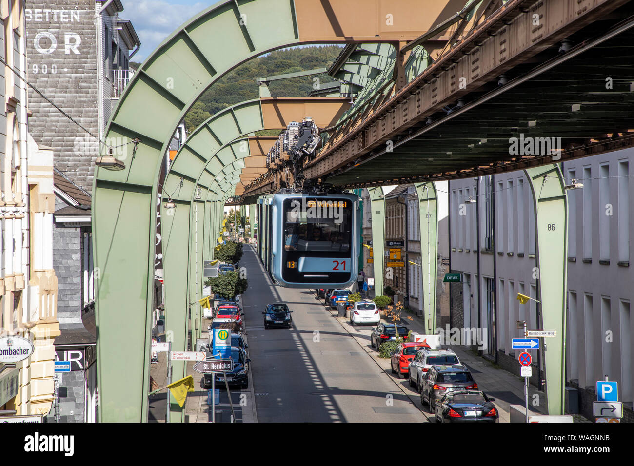 Il Wuppertal ferroviaria di sospensione, treno di ultima generazione 15, Wuppertal, Germania Sonnborner Strasse, Street, Foto Stock