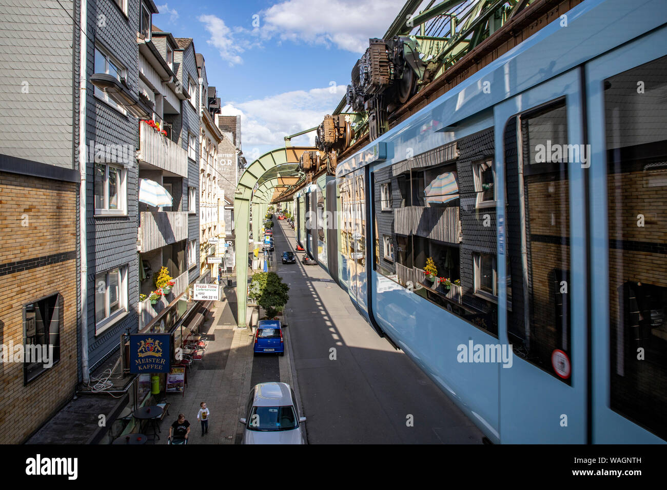 Il Wuppertal ferroviaria di sospensione, treno di ultima generazione 15, Wuppertal, Germania Sonnborner Strasse, Street, Foto Stock