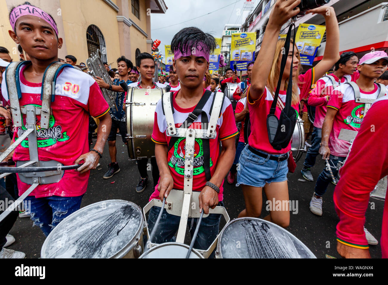 I percussionisti eseguire durante una processione di strada, Ati-Atihan Festival, Kalibo, Panay Island, Aklan Provincia delle Filippine. Foto Stock