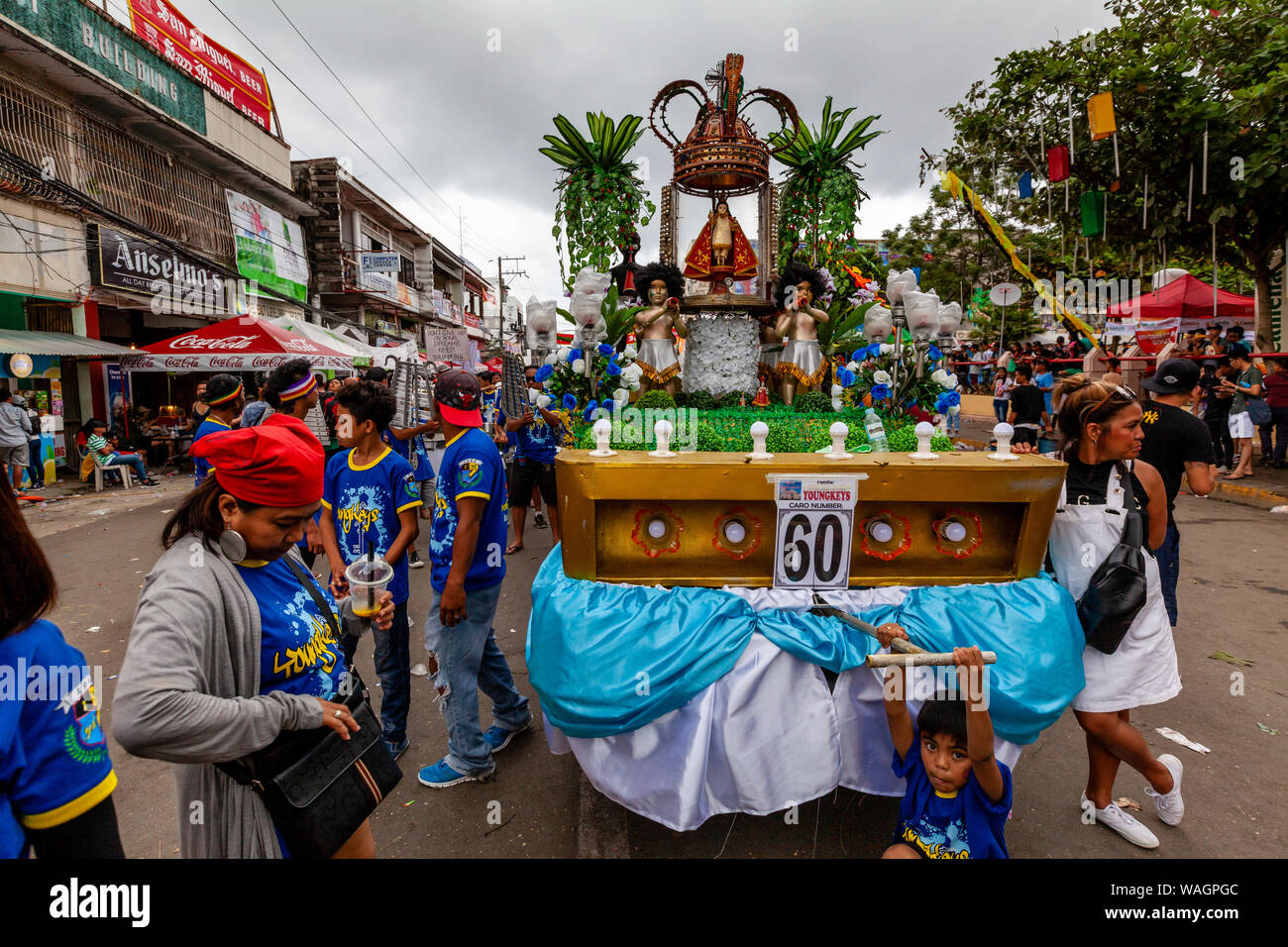 Una sfilata di carri allegorici con Santo Nino statue prendere parte a una processione di strada durante il Festival Ati-Atihan, Kalibo, Panay Island, Filippine. Foto Stock