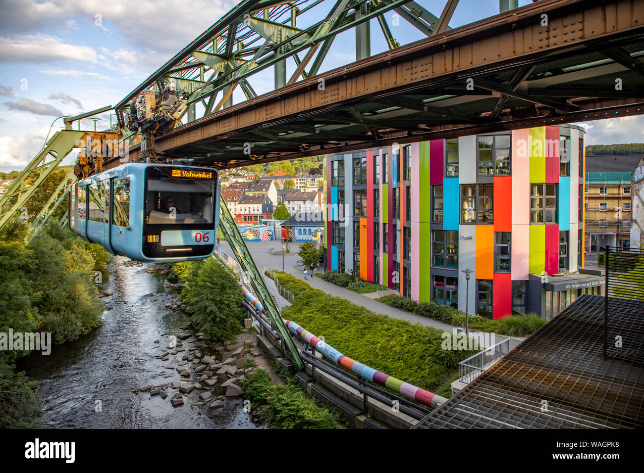 Il Wuppertal ferroviaria di sospensione, treno di ultima generazione 15, Wuppertal, Germania oltre il fiume Wupper, Junior Uni, Junior University, Foto Stock