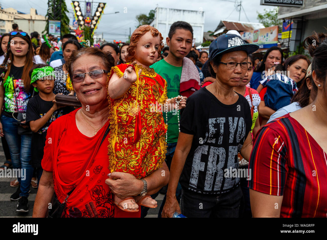 I Filippini a piedi attraverso le strade che trasportano le statue di Santo Nino grida "Viva Santo Nino' durante il Festival Ati-Atihan, Kalibo, Filippine. Foto Stock