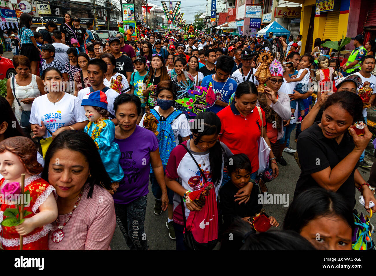 I Filippini a piedi attraverso le strade che trasportano le statue di Santo Nino grida "Viva Santo Nino' durante il Festival Ati-Atihan, Kalibo, Filippine. Foto Stock