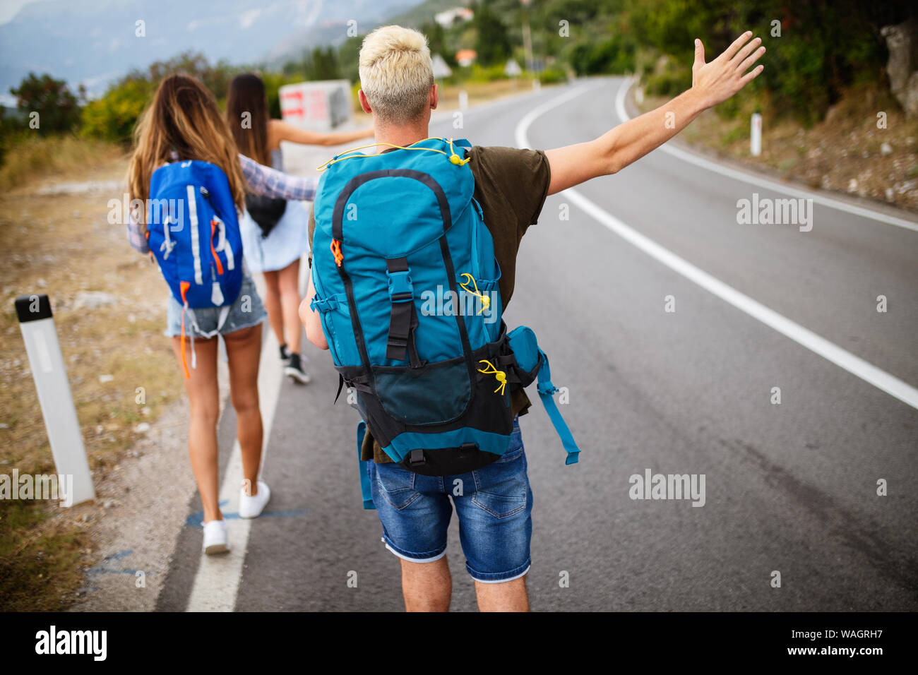 Gruppo di viaggiatori con lo zaino in spalla e giovani amici viaggiare e  divertirsi insieme Foto stock - Alamy