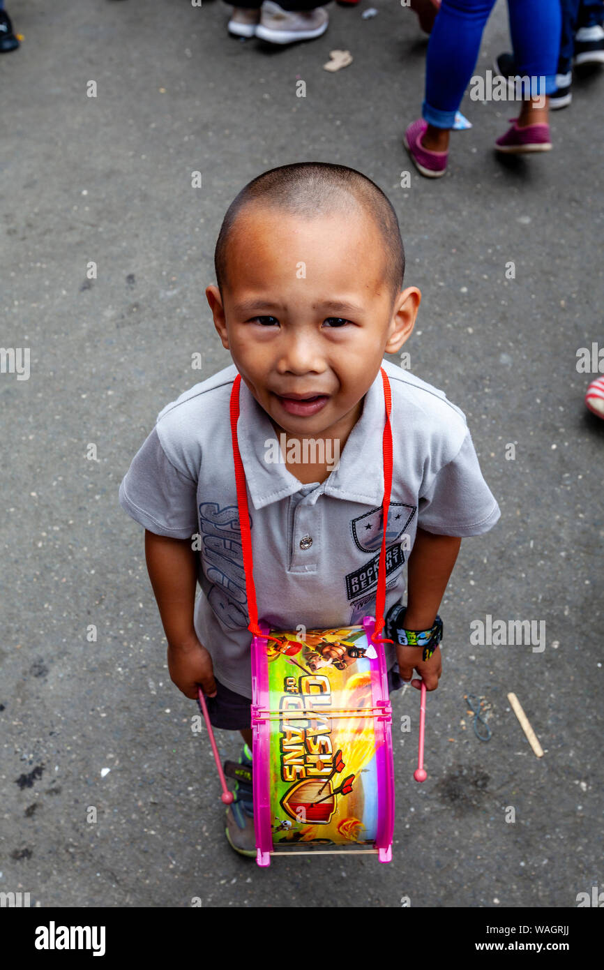 Un giovane ragazzo filippino con la sua tamburi Ati-Atihan Festival, Kalibo, Panay Island, Aklan Provincia delle Filippine. Foto Stock