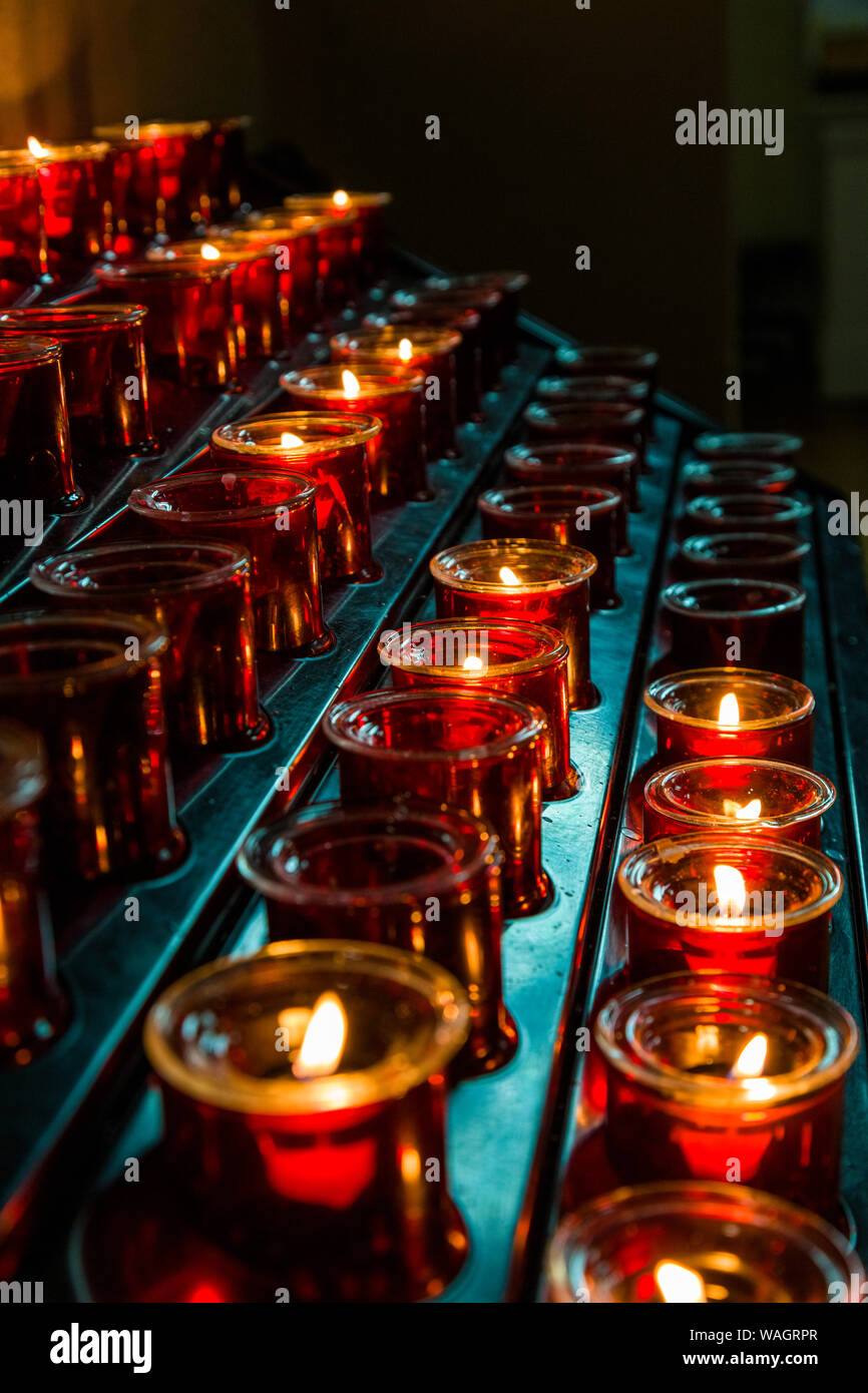 Candele votive o di preghiera candele in St Patricks Chiesa cattolica in Newport nella contea di Mayo in Irlanda Foto Stock