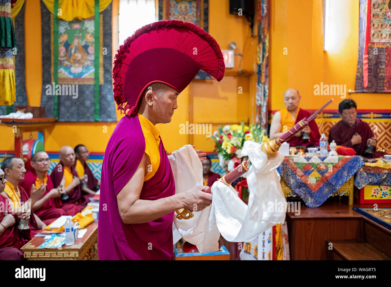 Un Nepalese monaco buddista brucia incenso in un rituale di purificazione presso lo Sherpa Kyidug tempio di Elmhurst, Queens, a New York City. Foto Stock