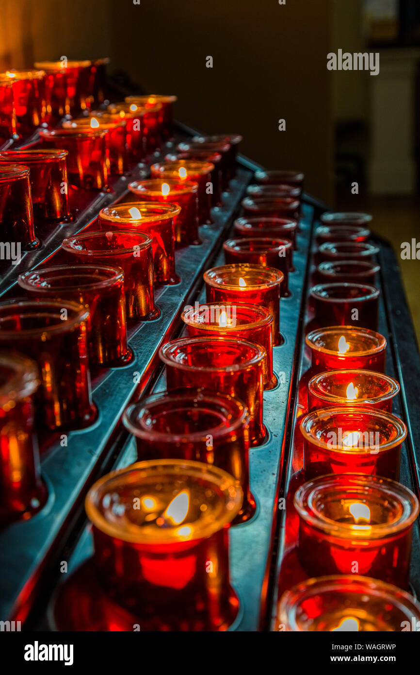 Candele votive o di preghiera candele in St Patricks Chiesa cattolica in Newport nella contea di Mayo in Irlanda Foto Stock