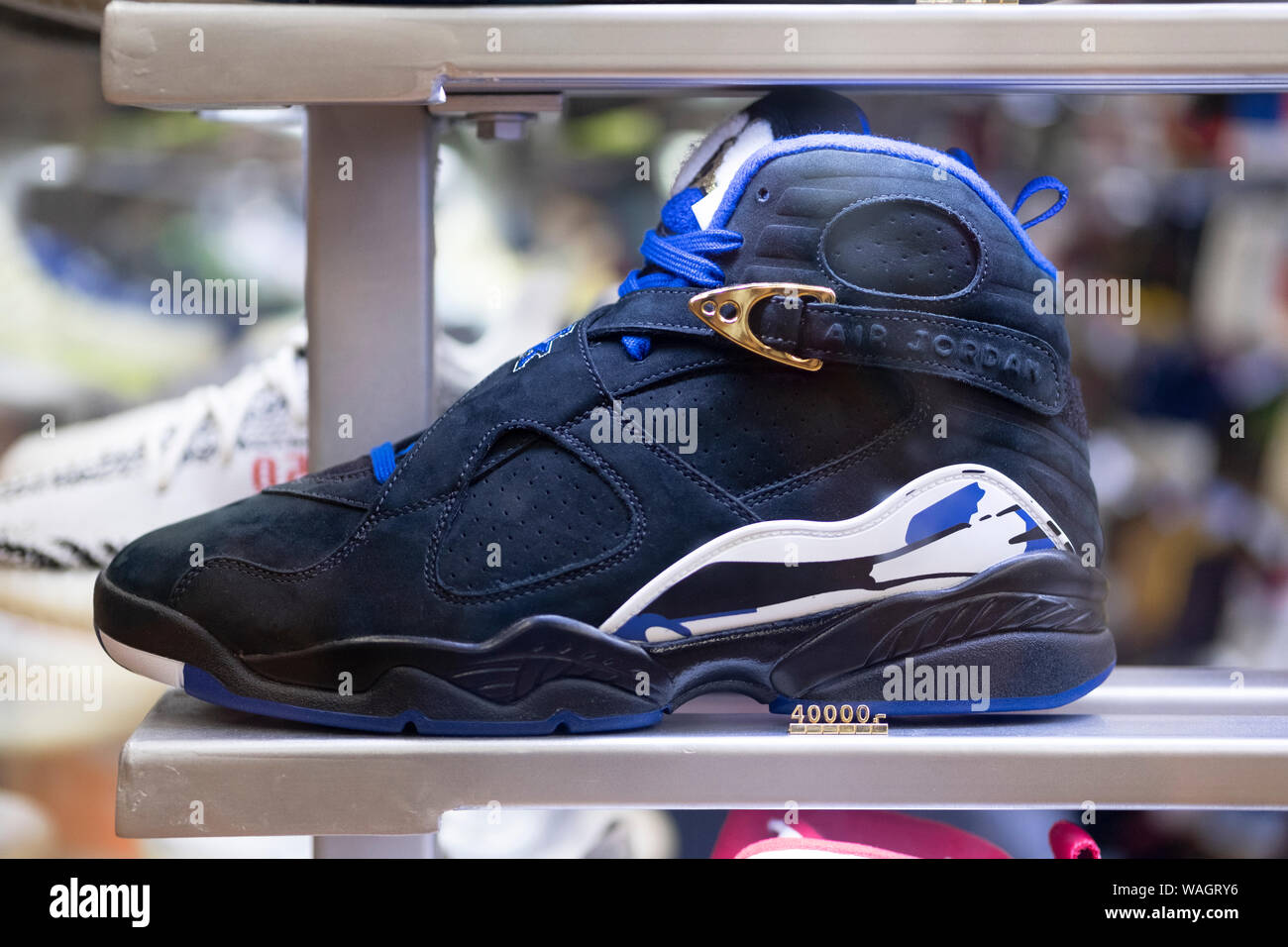 Quaranta mila dollari. Molto rari e costosi inedita coppia di Air Jordan sneakers in vendita presso il Club di Volo a Manhattan per $40.000. Foto Stock
