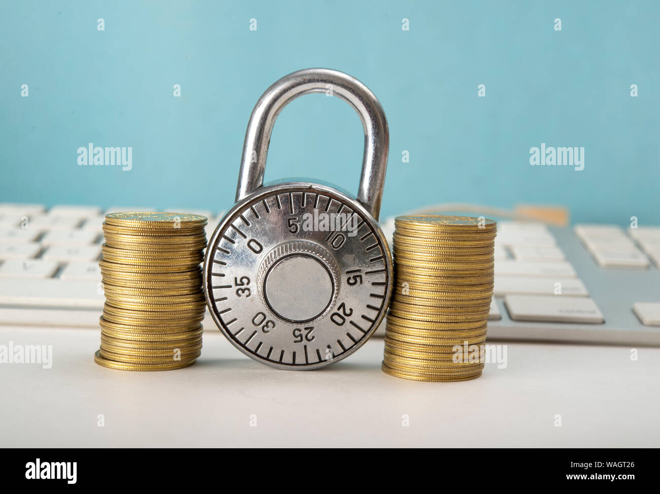 Sicurezza finanziaria concetto con monete e lucchetto Foto Stock